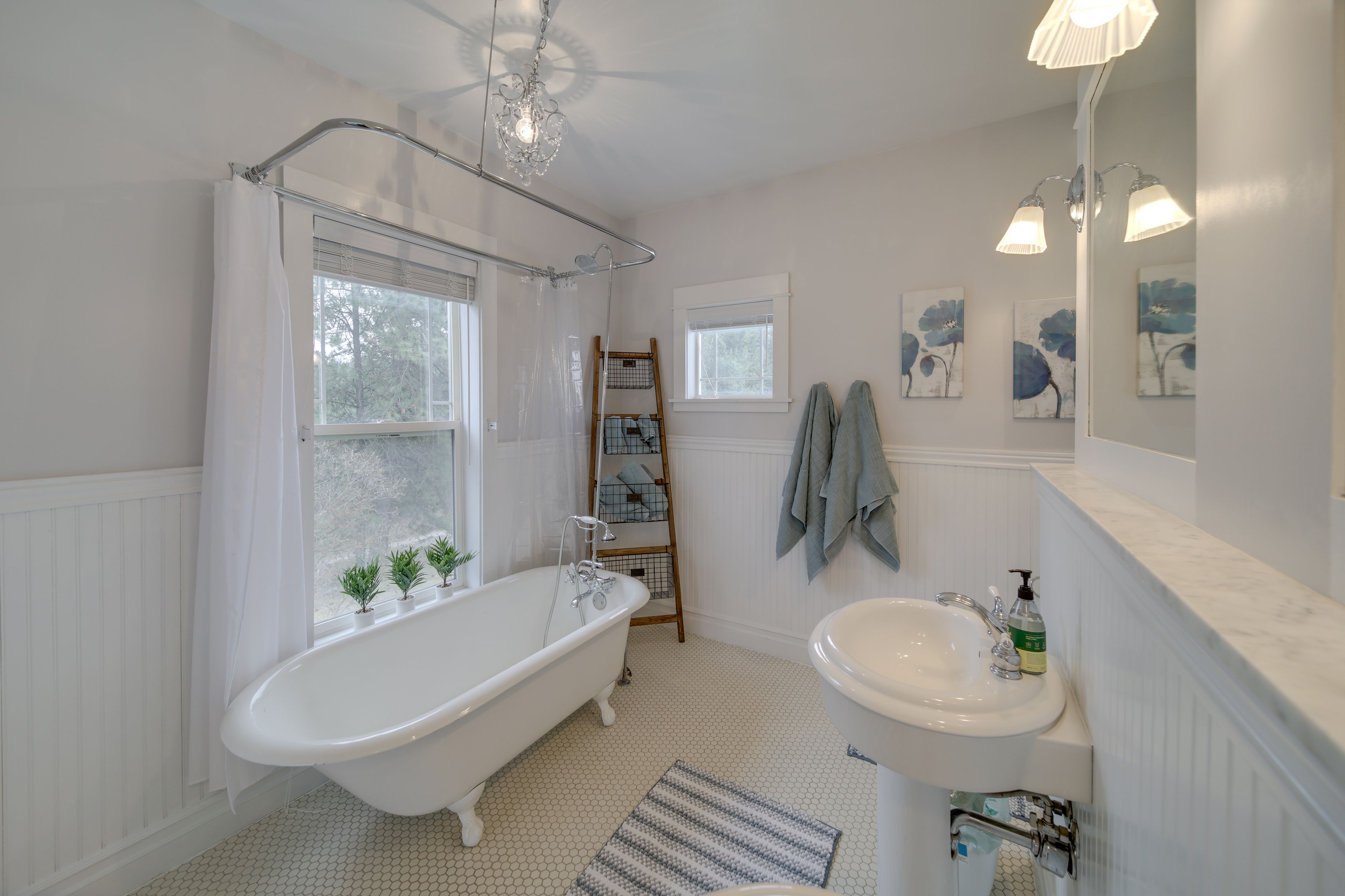 En-Suite Bathroom | Towels Provided | 2nd Floor