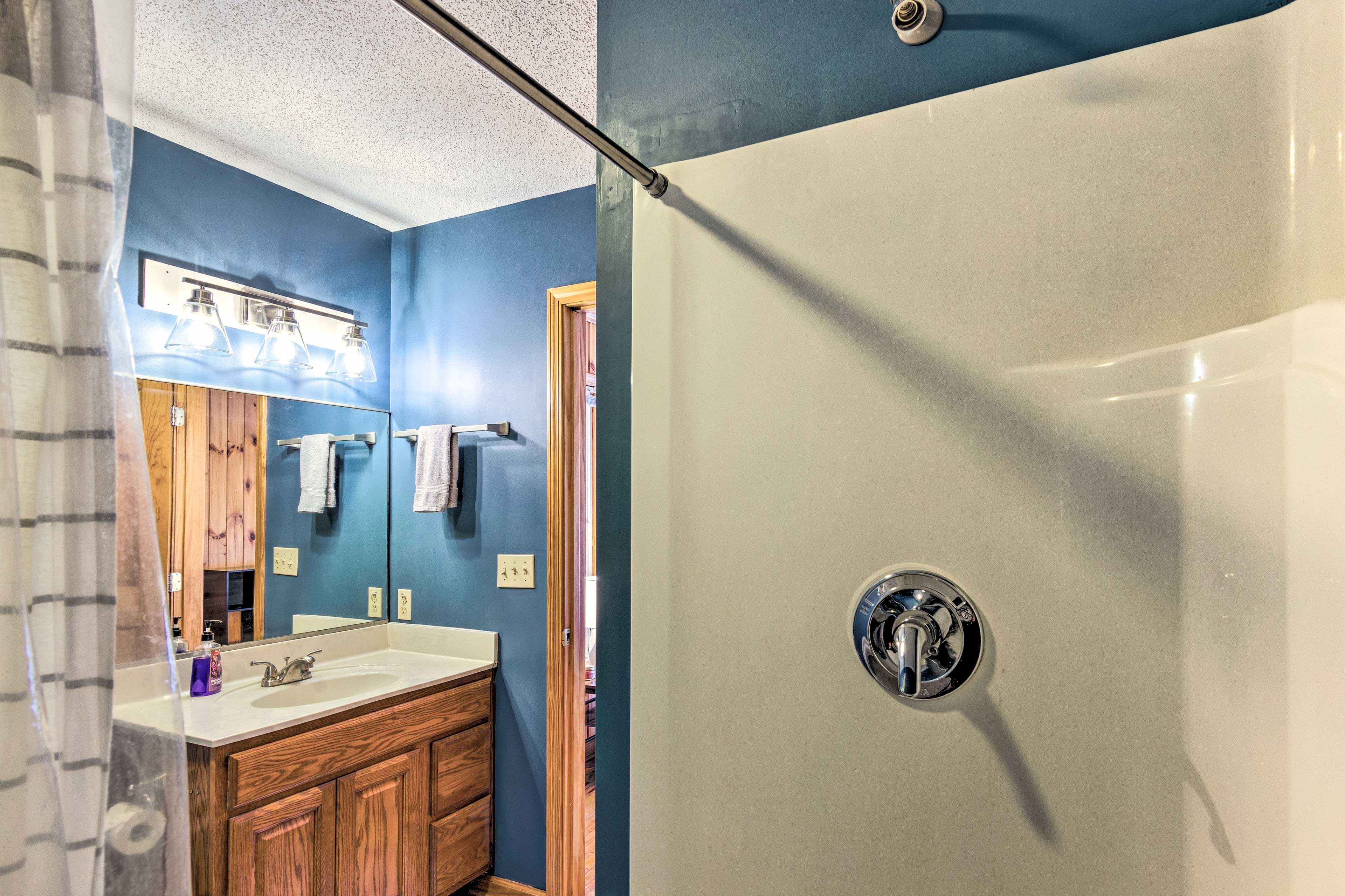 En-Suite Bathroom | Main Level | Towels Provided