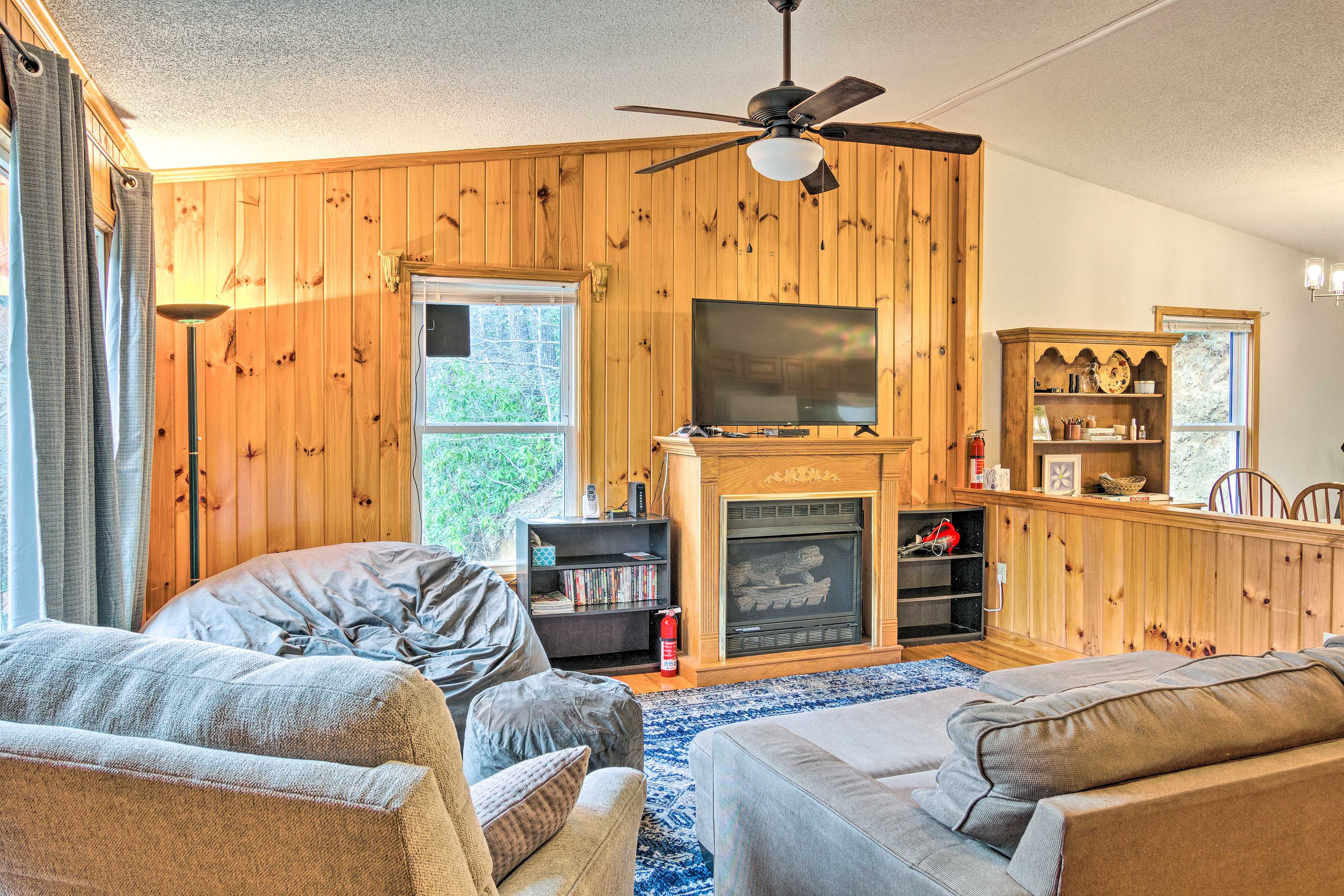 Living Room | Gas Fireplace | Smart TV | DVD Player