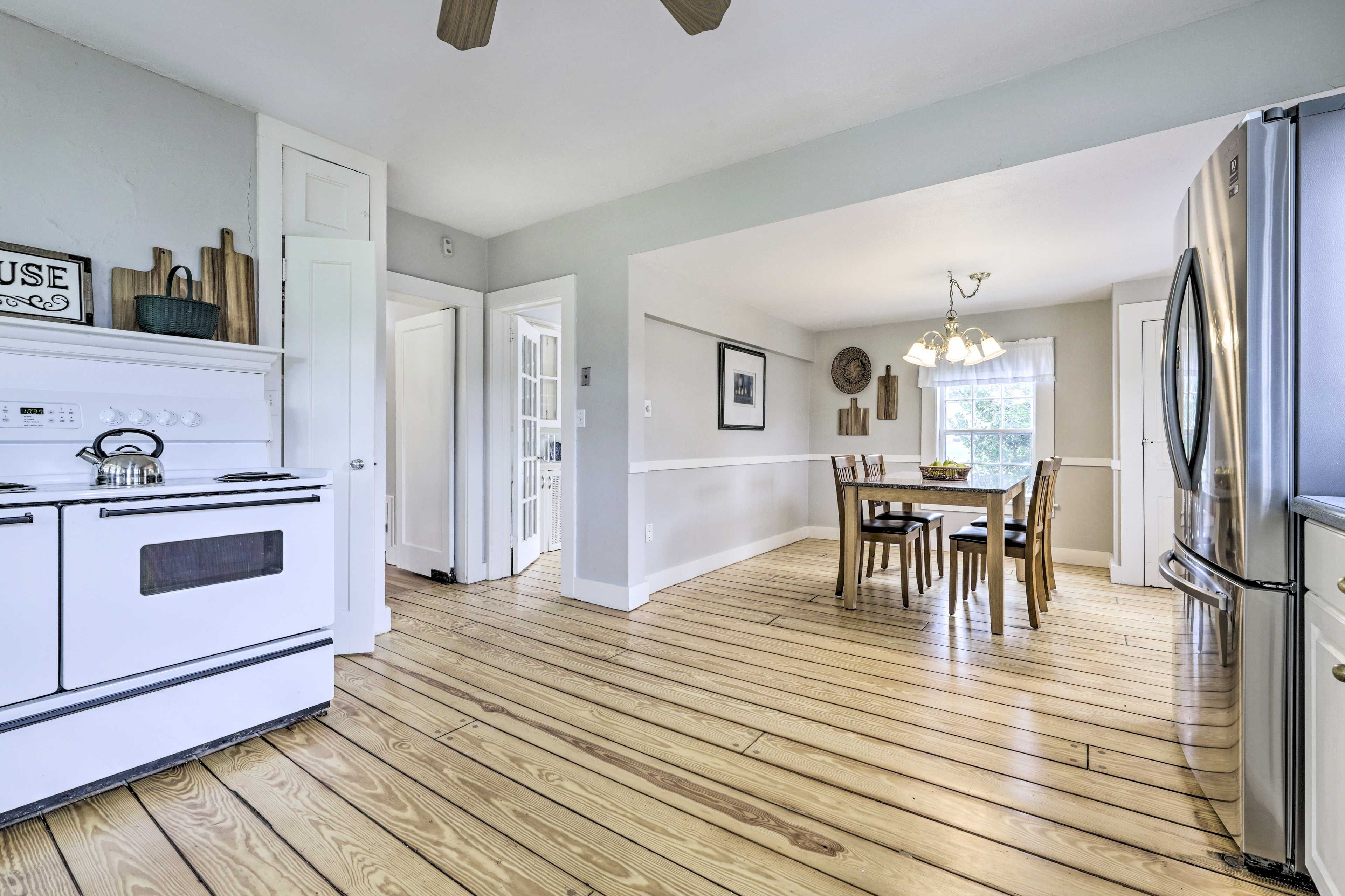 Kitchen | Fully Equipped w/ Cooking Basics | Dishware/Flatware | Kitchen Table