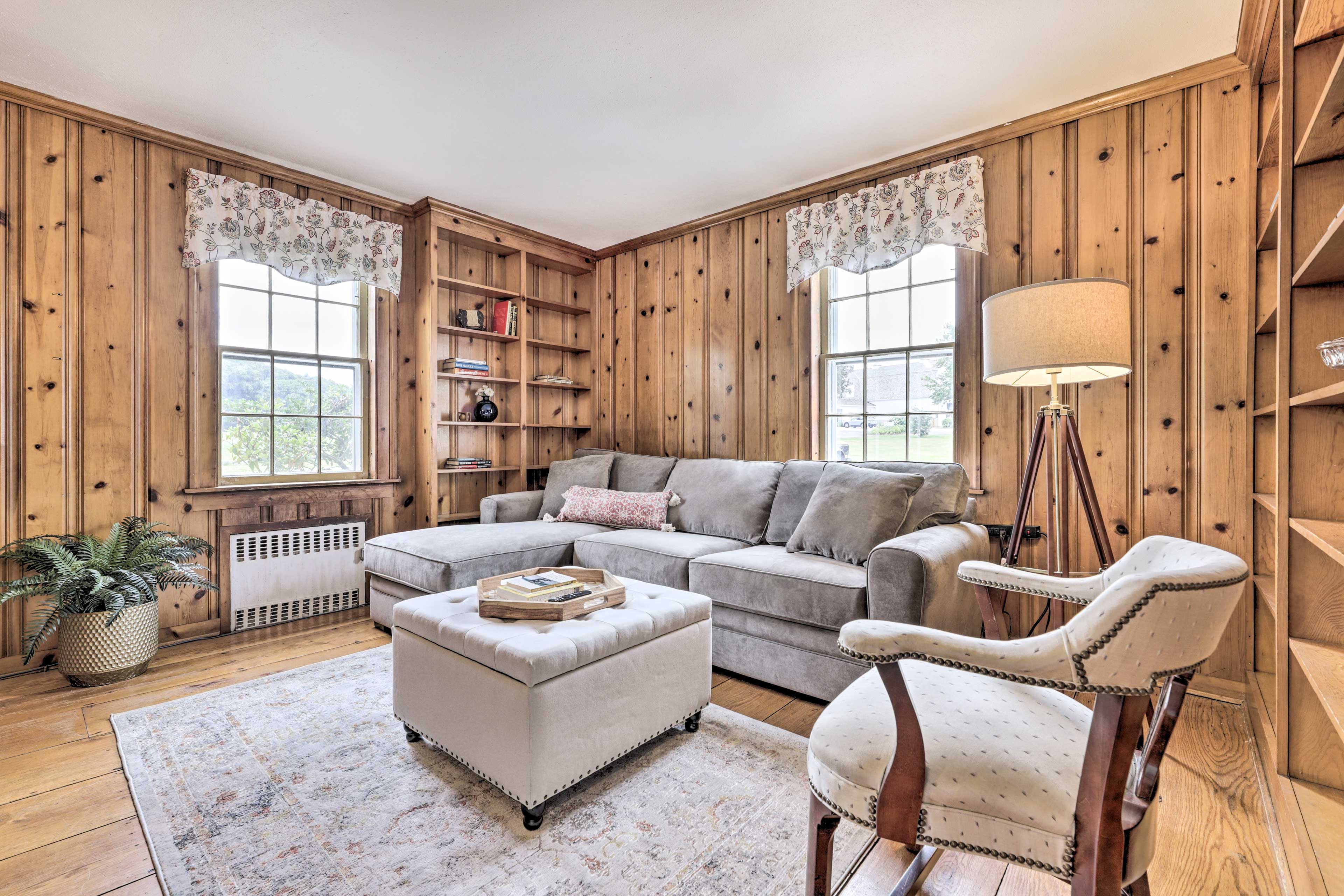 Living Room | Cable TV | Sleeper Sofa