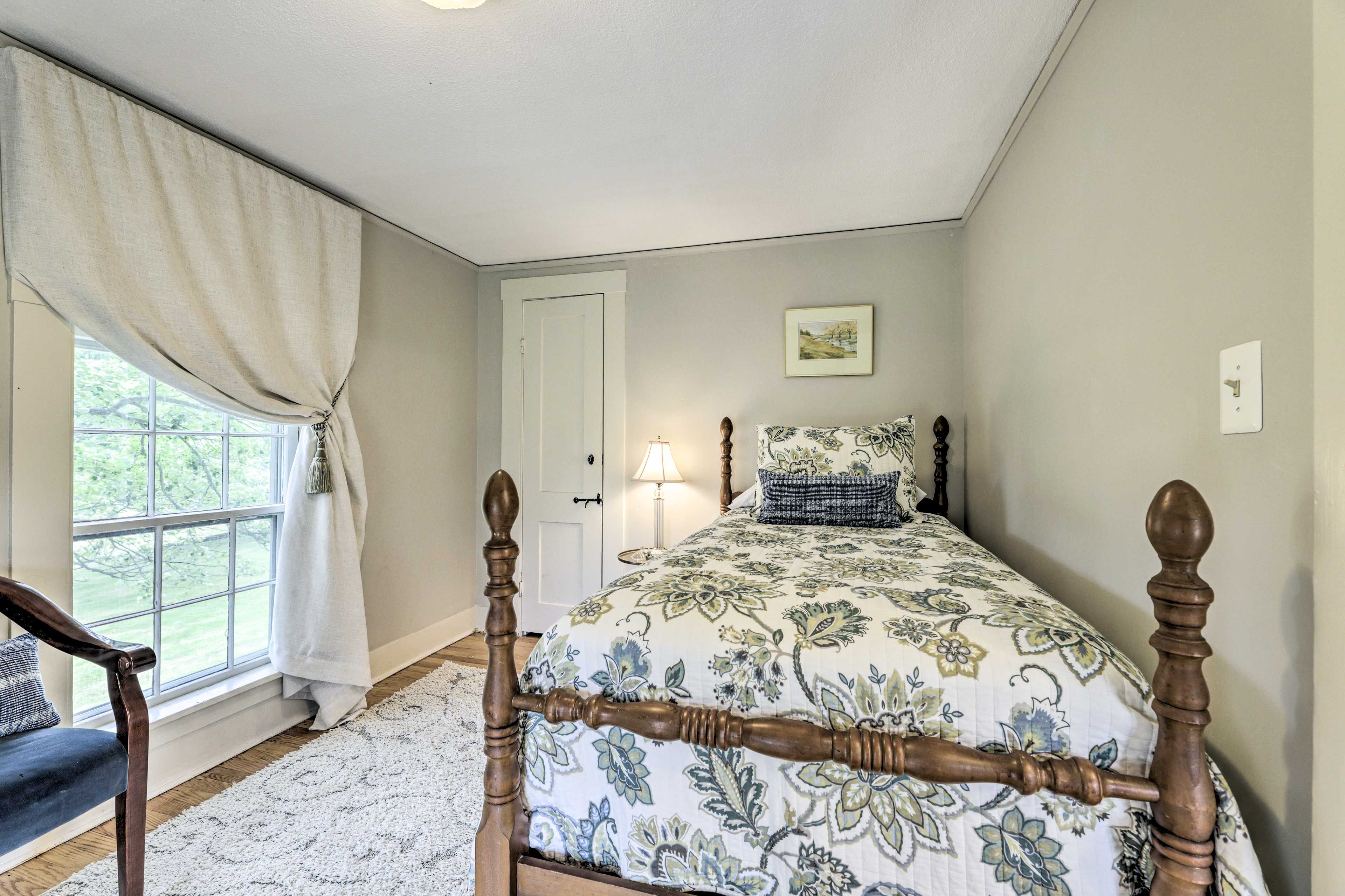 Bedroom 5 | Twin Bed | 2nd Floor