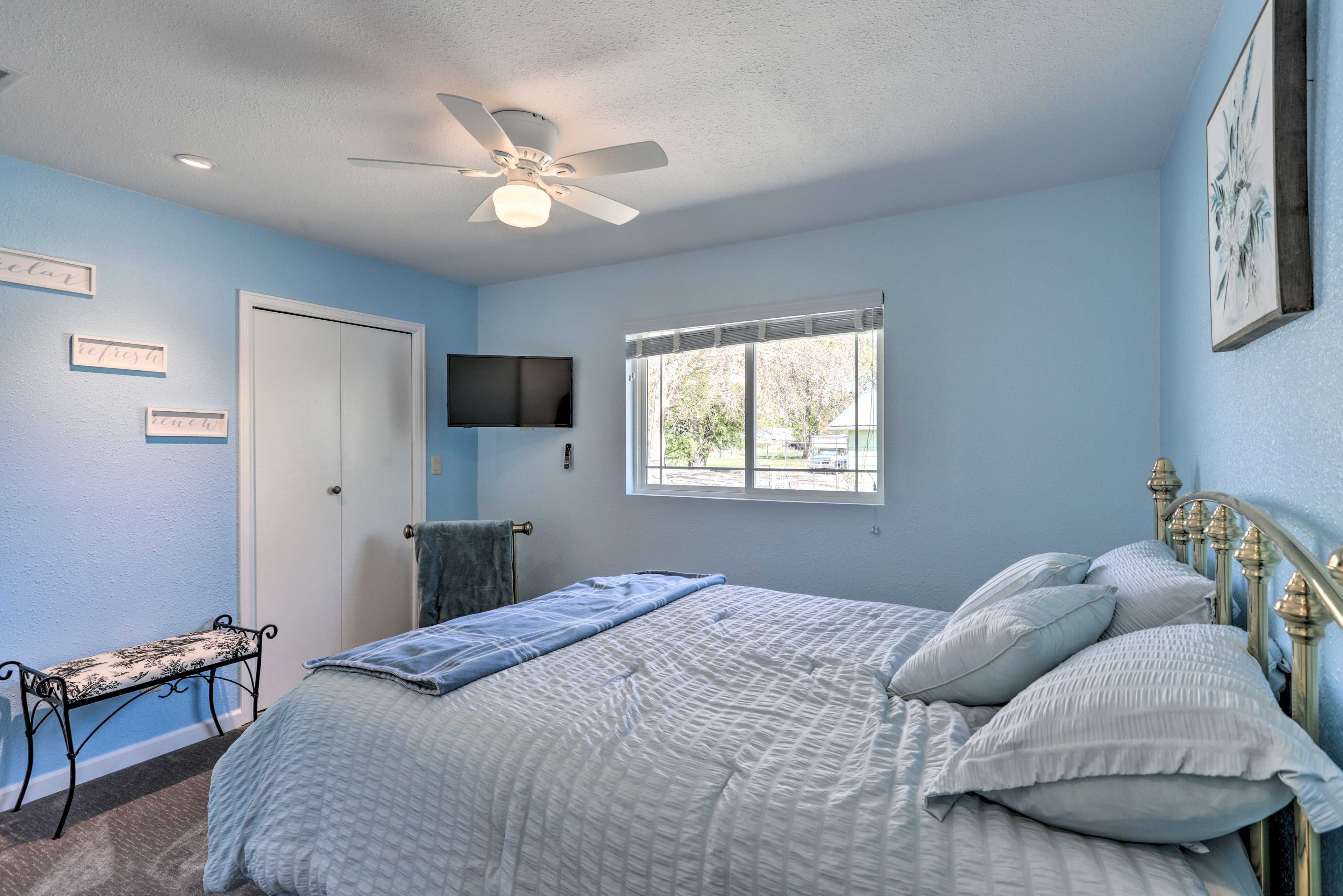Bedroom 2 | Queen Bed | Smart TV