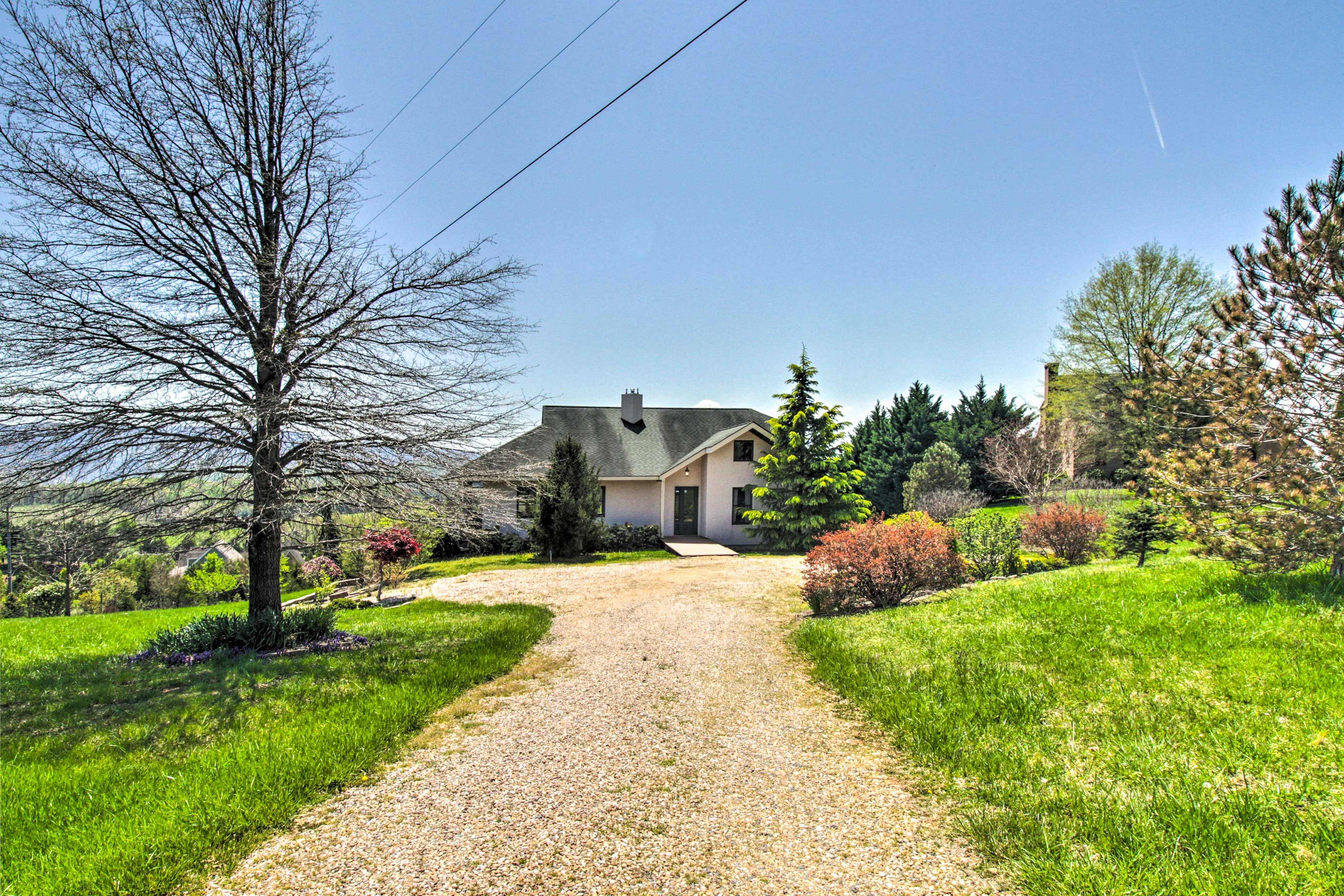 Home Exterior | Driveway Parking (6 Vehicles)