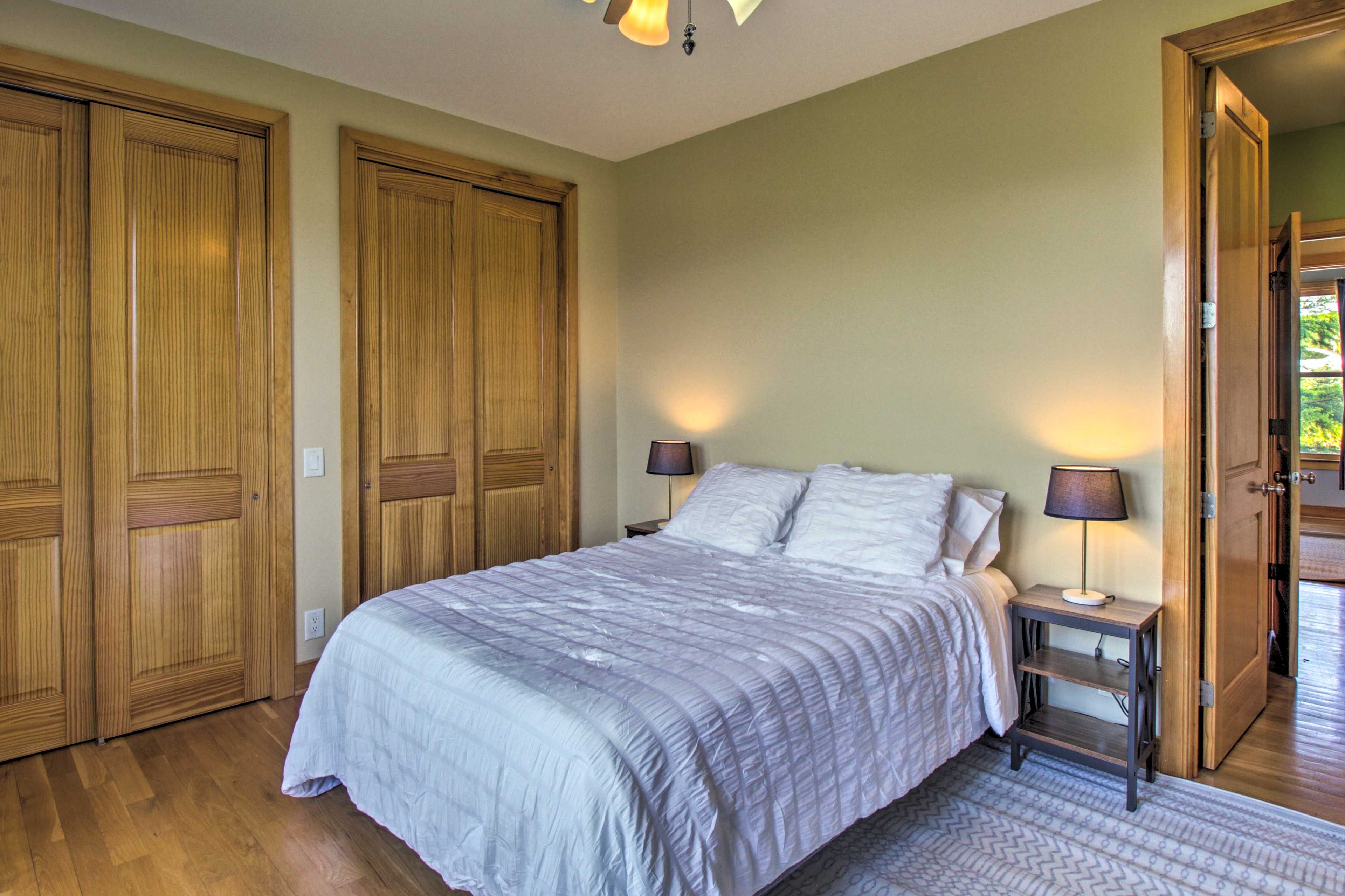 Bedroom 2 | Queen Bed