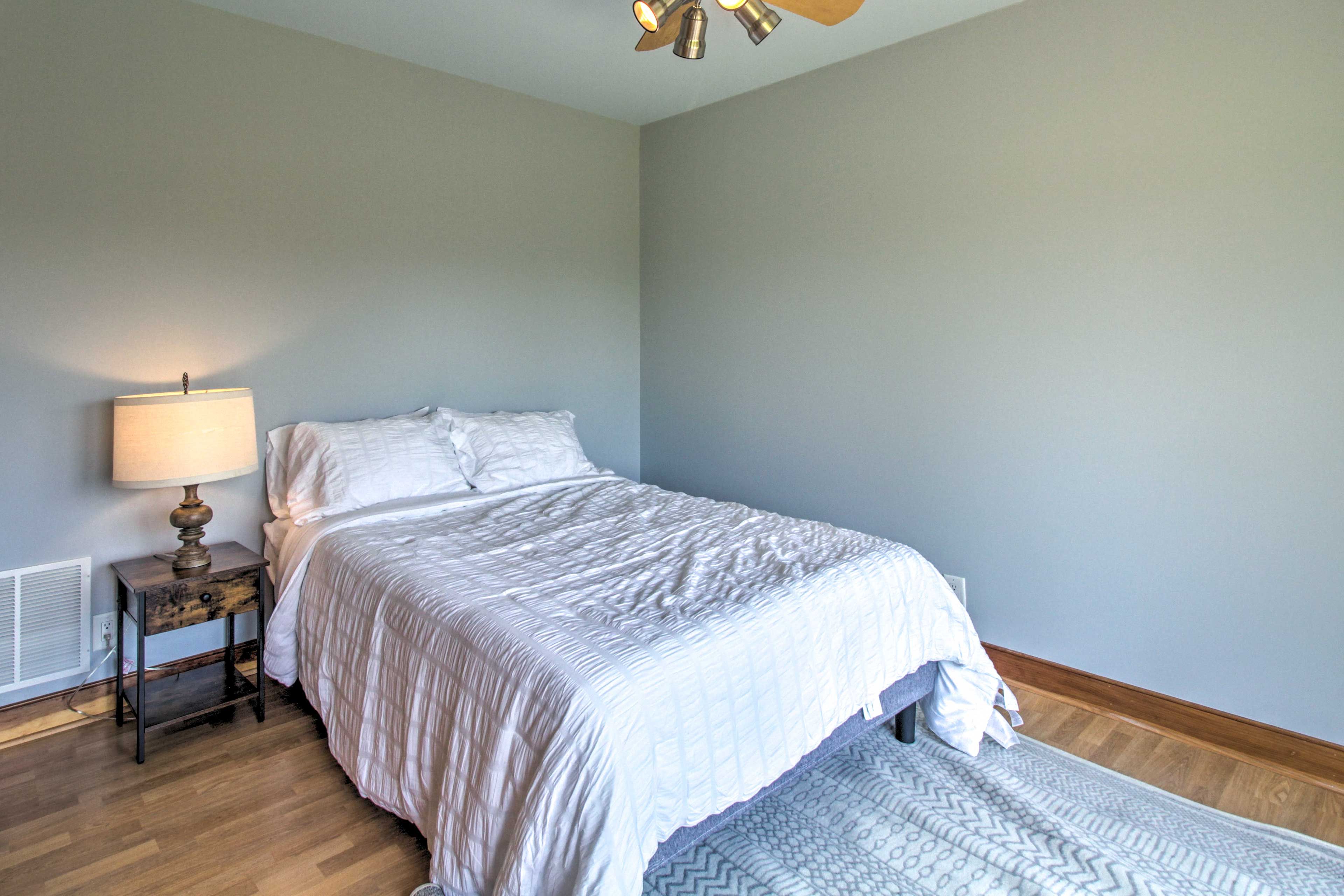 Bedroom 1 | Queen Bed