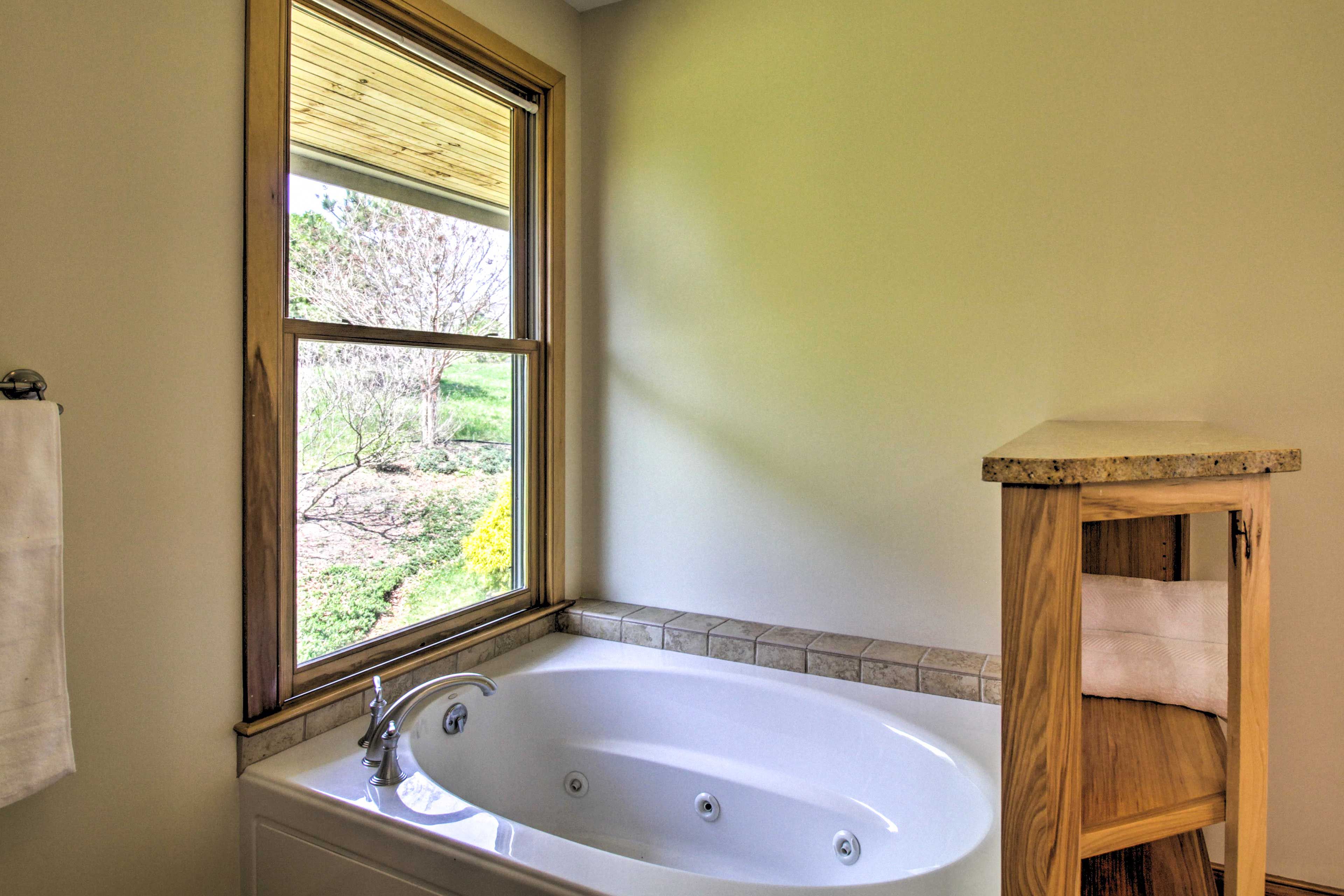 Full Bathroom | Jetted Tub
