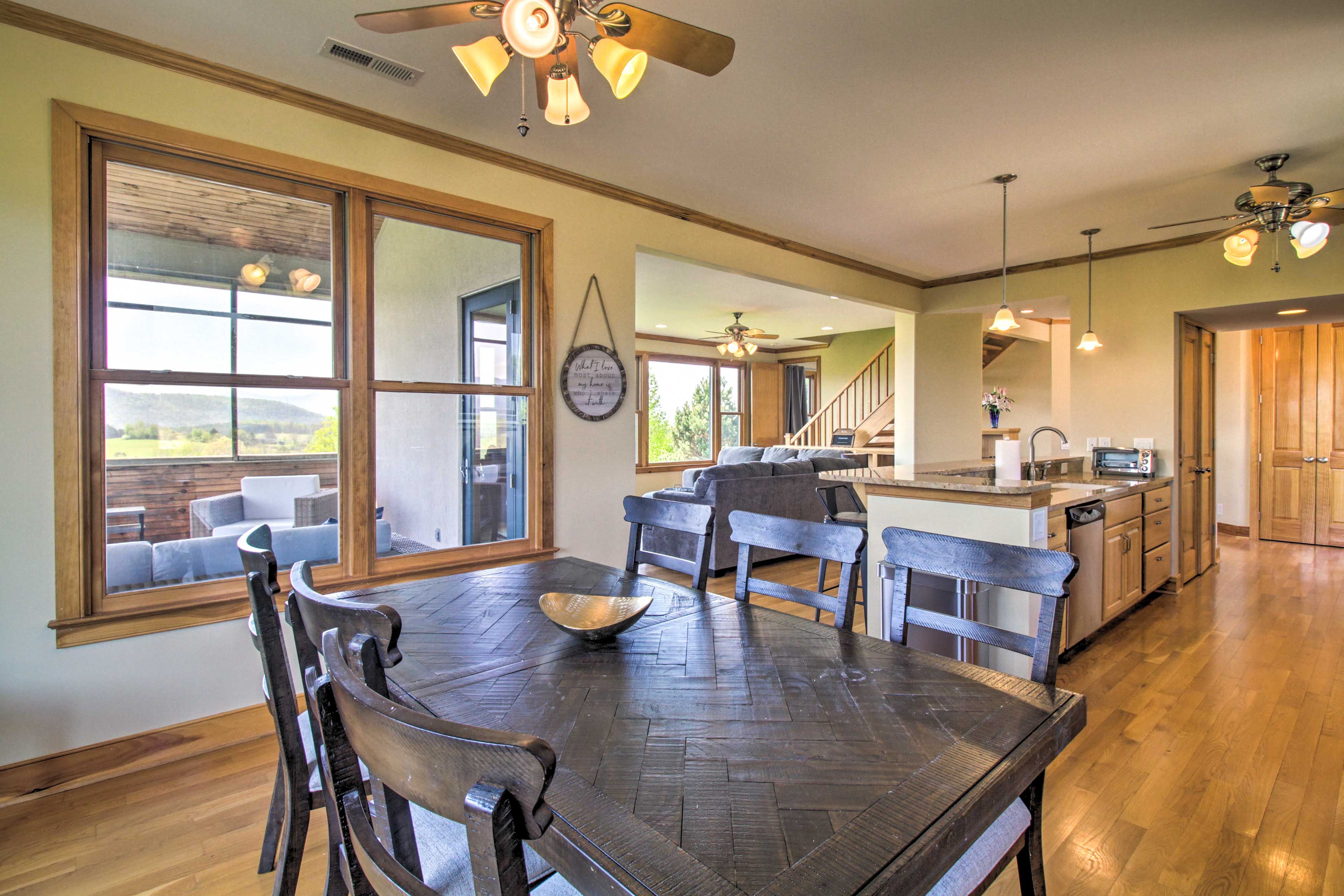 Dining Area | Dishware & Flatware Provided