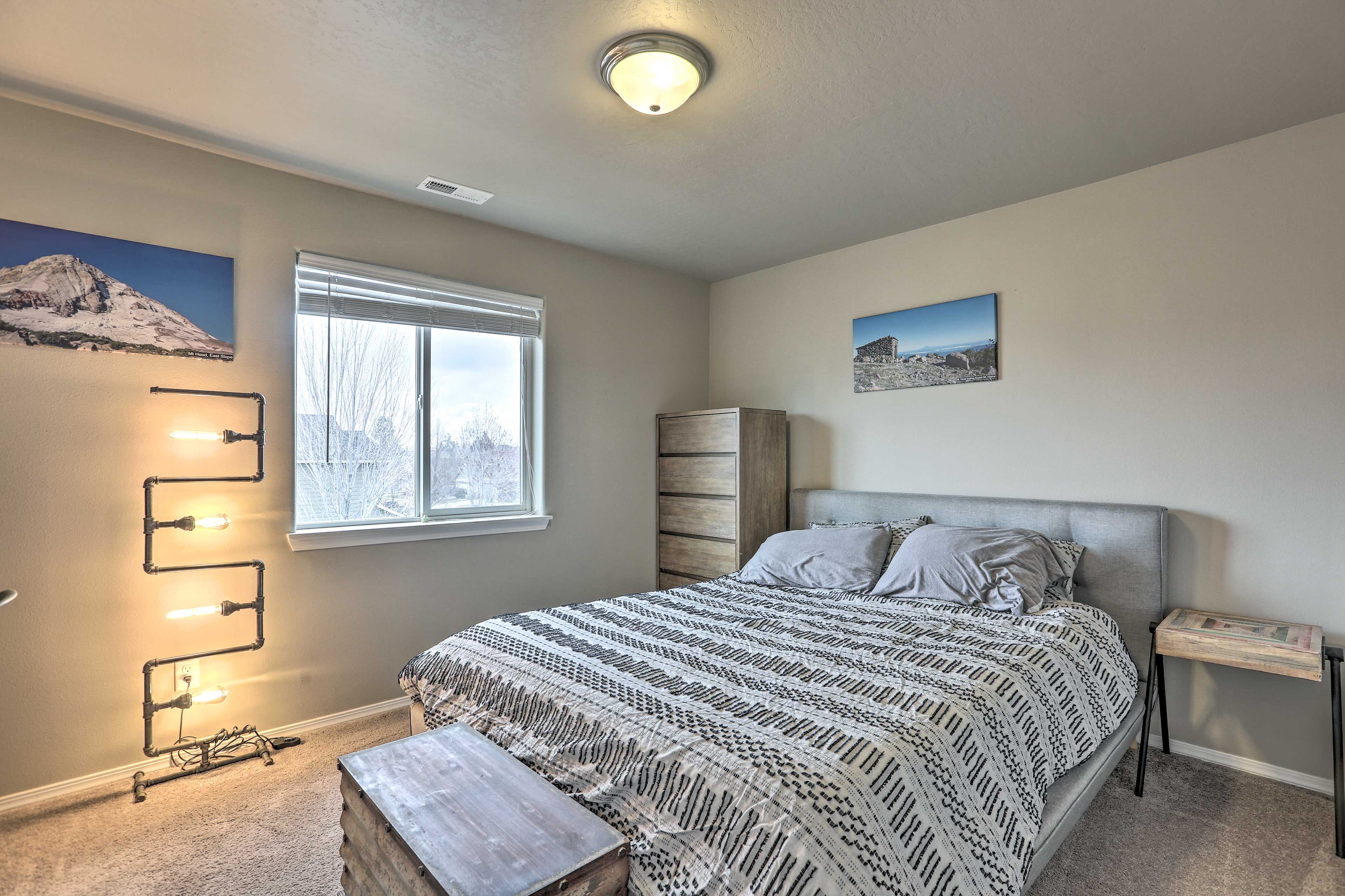 Bedroom 2 | Queen Bed | Smart TV | 2nd Floor