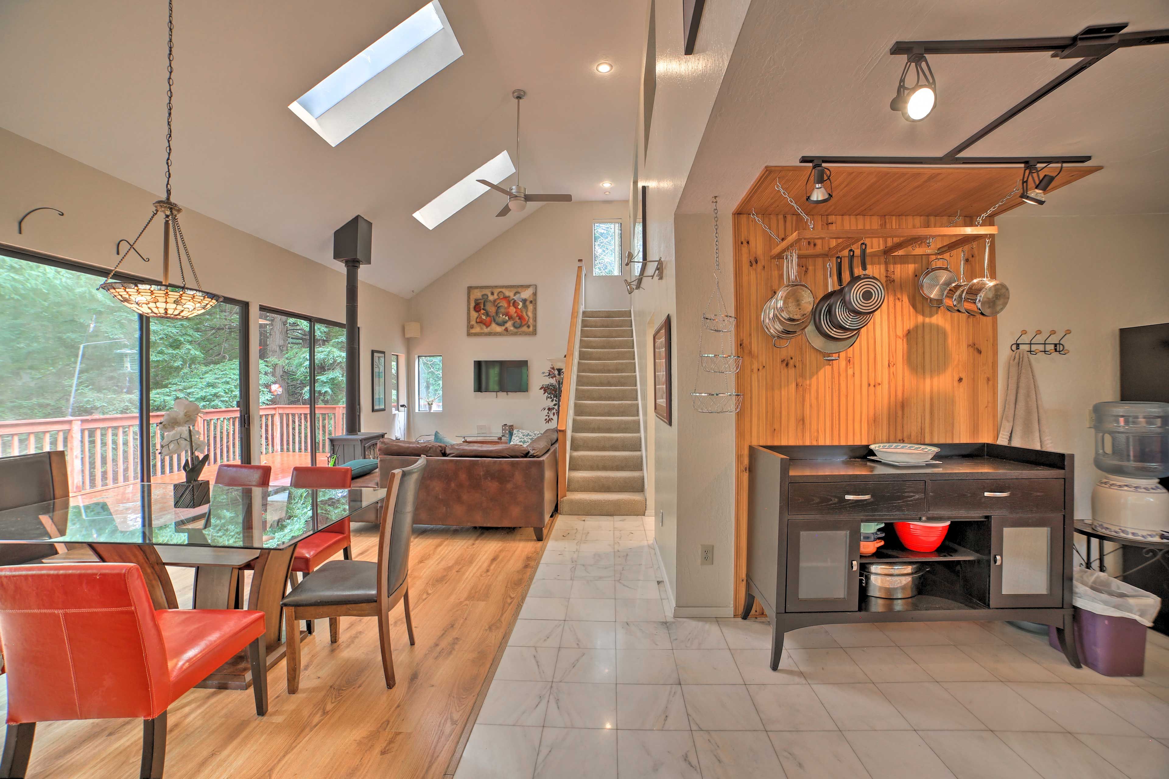 Dining Area & Kitchen