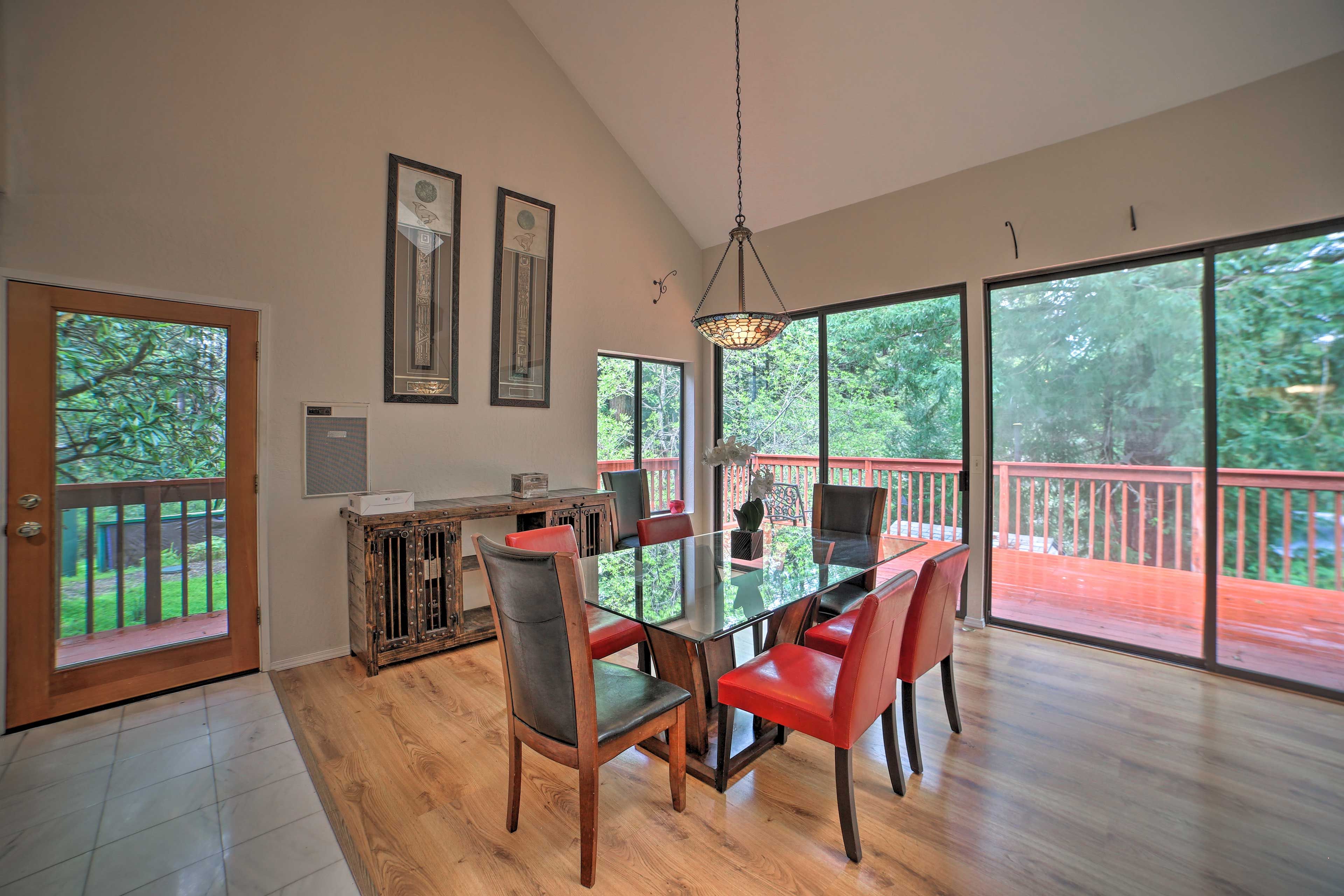 Dining Area | Dishware & Flatware Provided