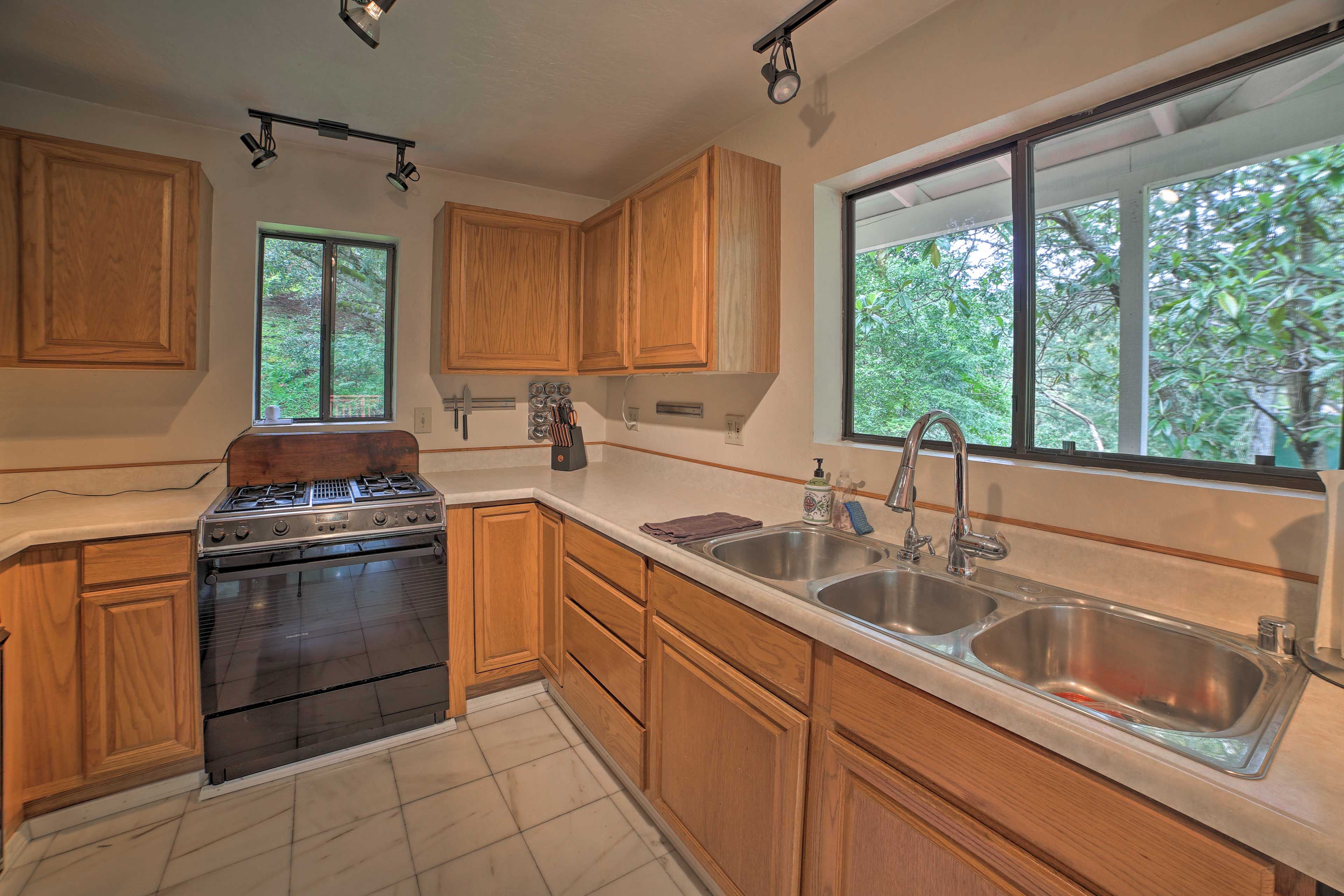 Fully Equipped Kitchen | Trash Bags & Paper Towels Provided