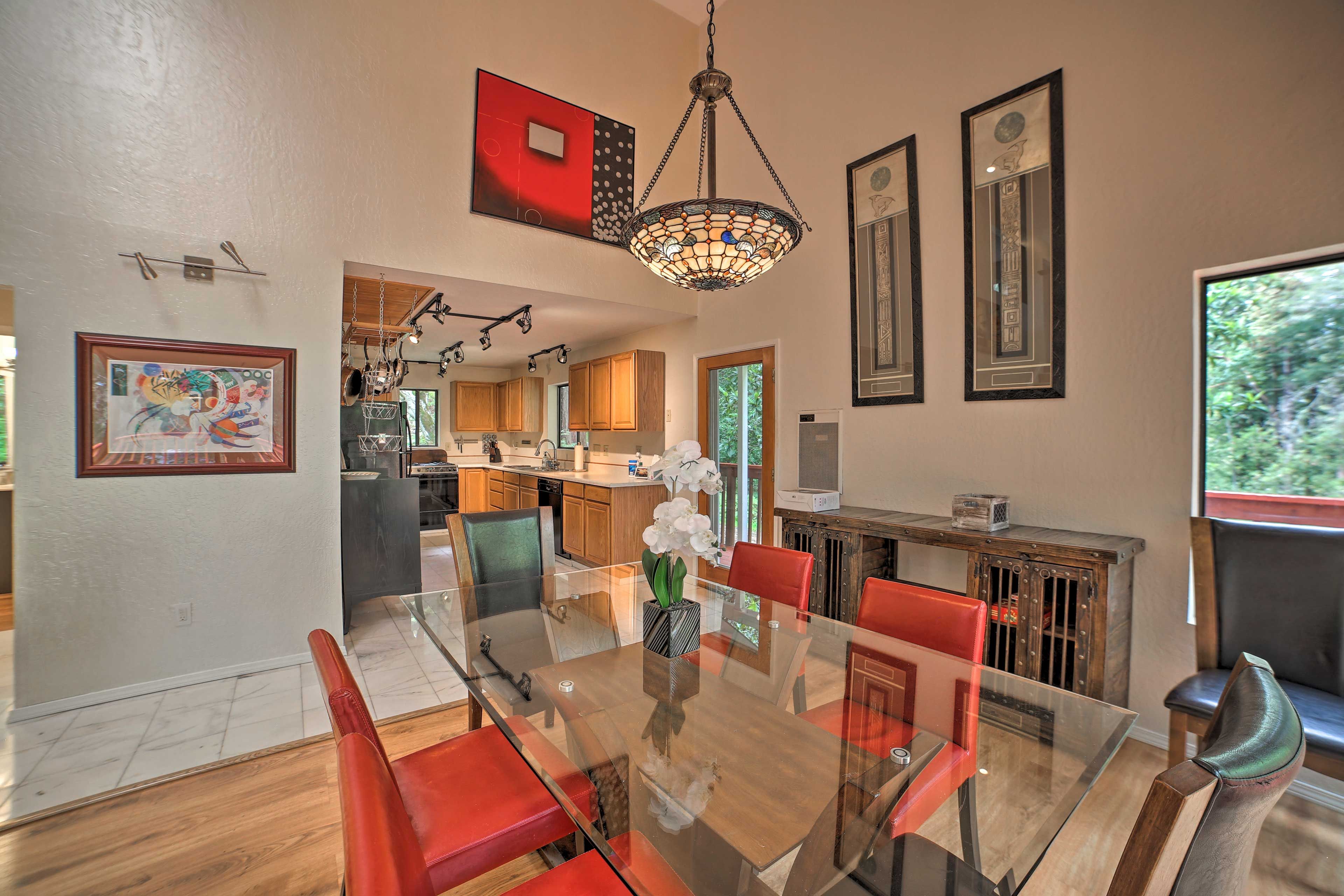 Dining Area | 6-Person Dining Table