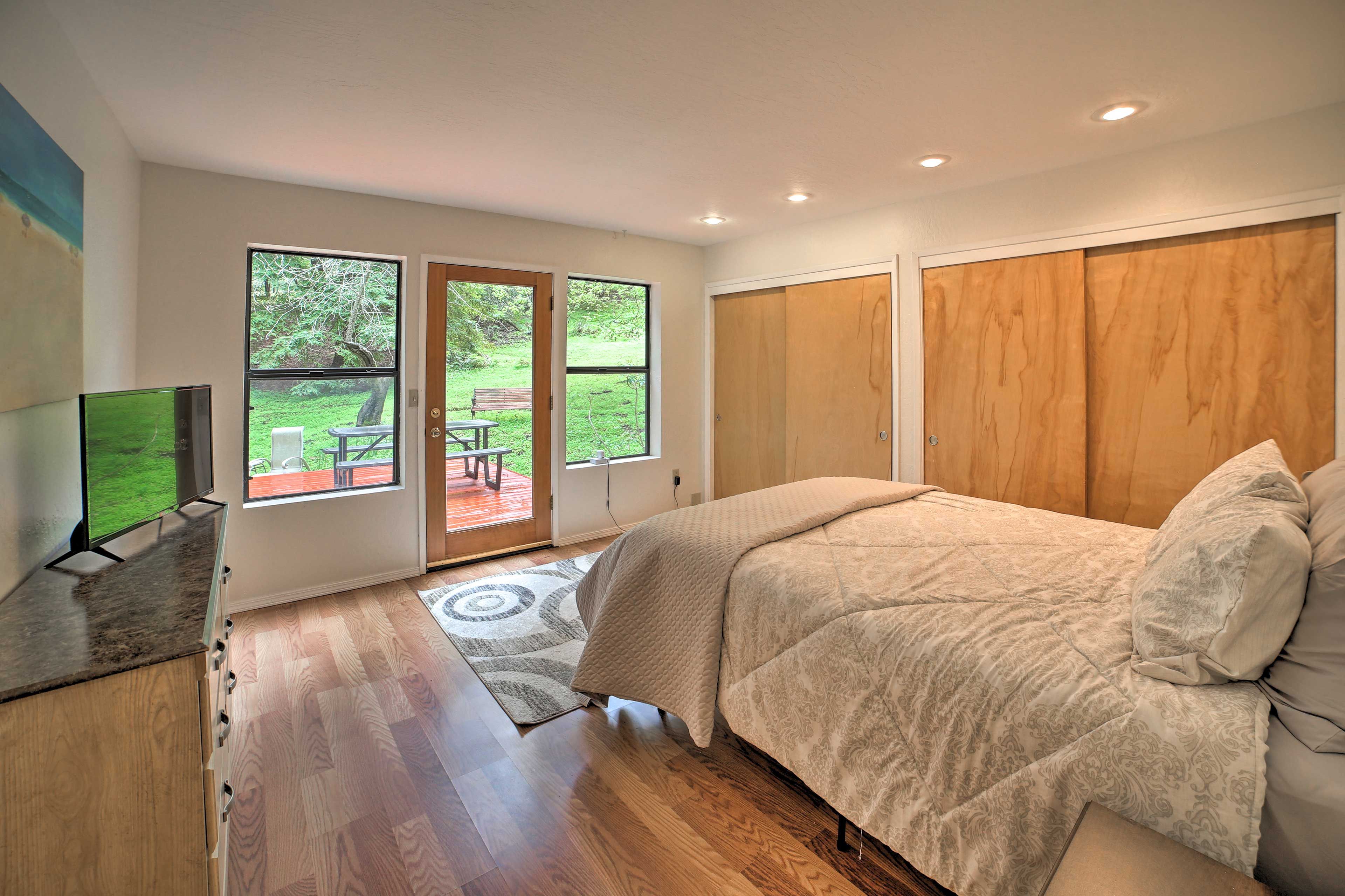 Bedroom | Queen Bed | Linens & Towels Provided