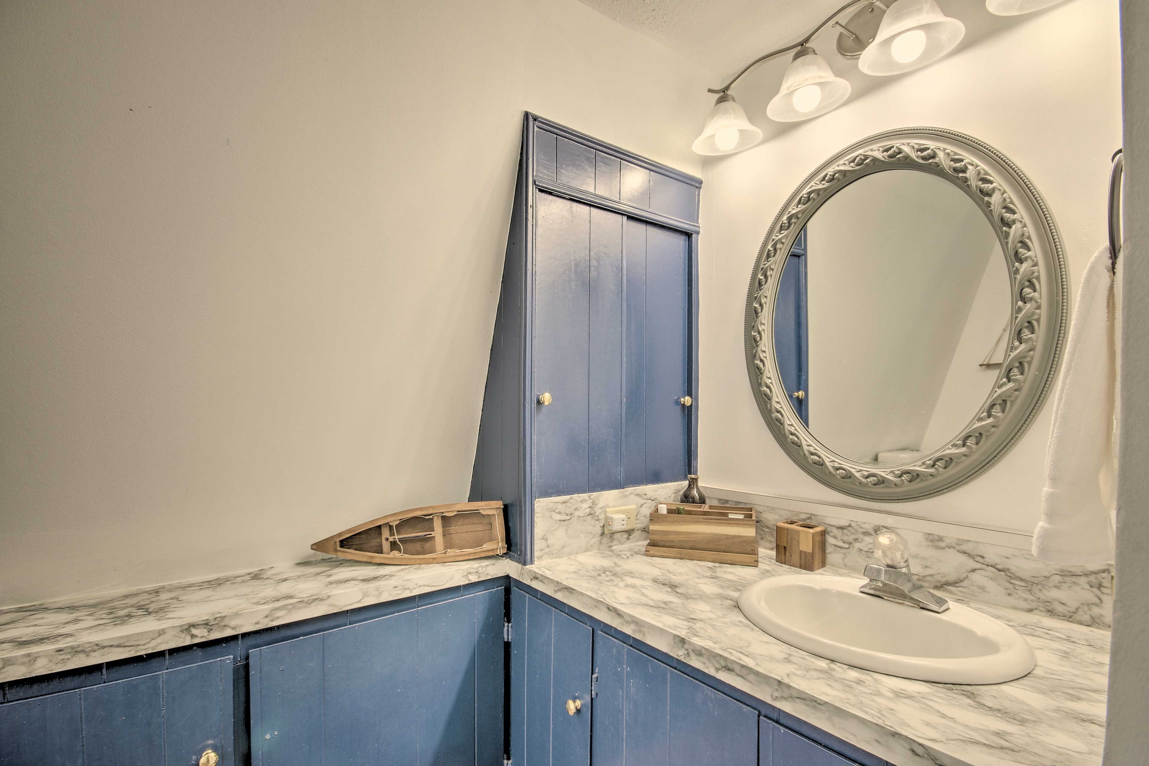 Full Bathroom | Towels Provided | Complimentary Toiletries