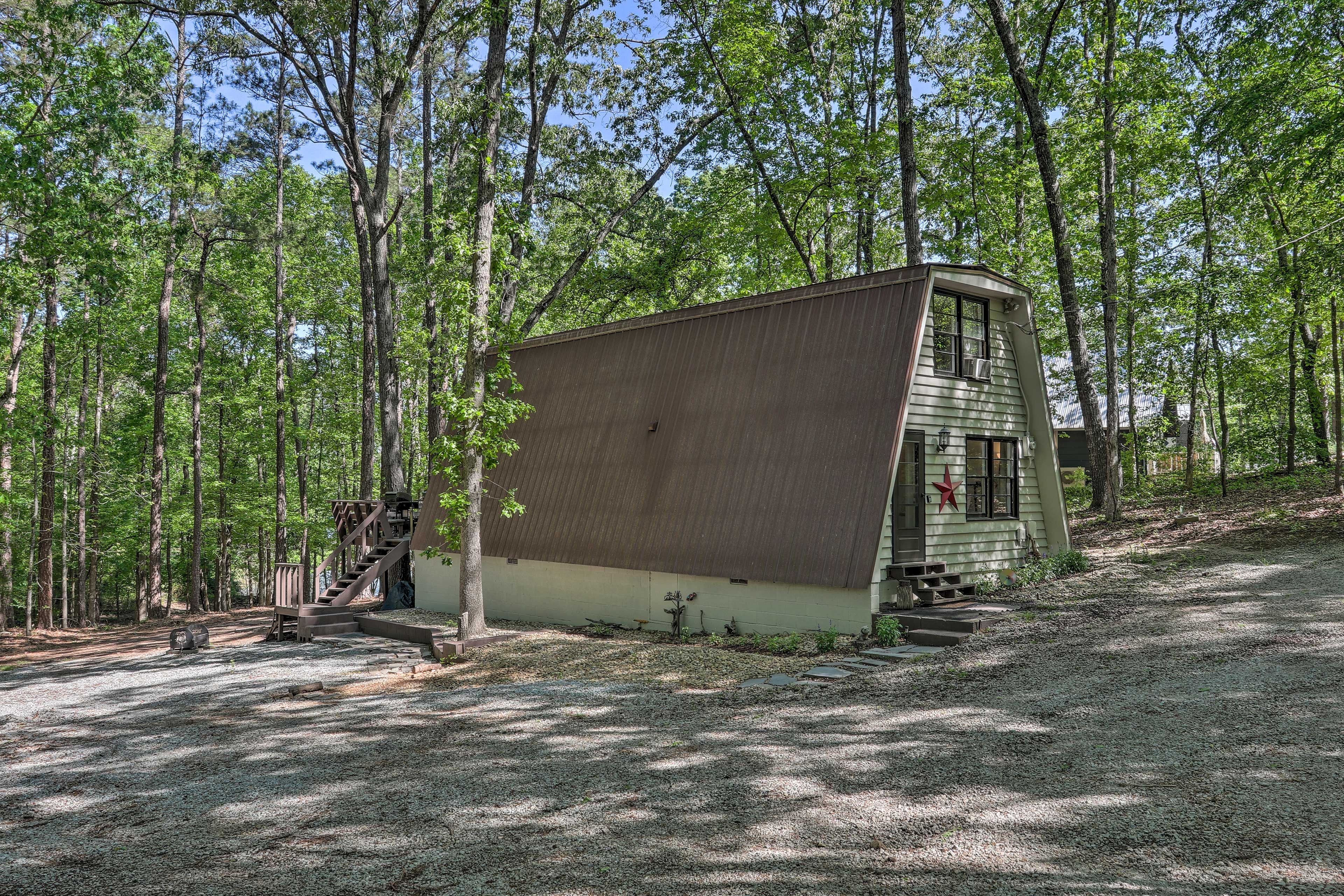 Parking | Gravel Driveway (7 Vehicles) | RV/Trailer Parking