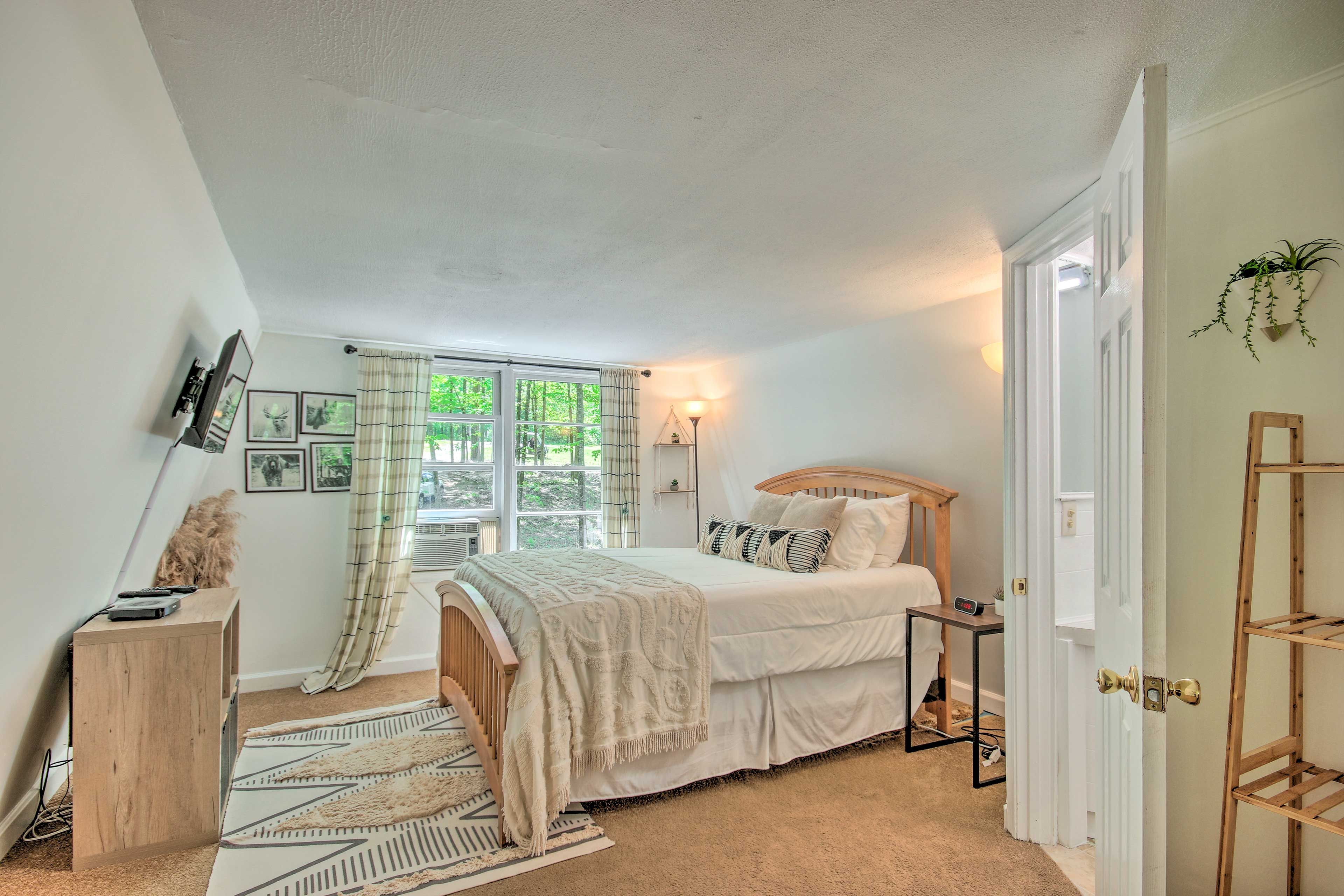 Loft | Upper Level | Queen Bed