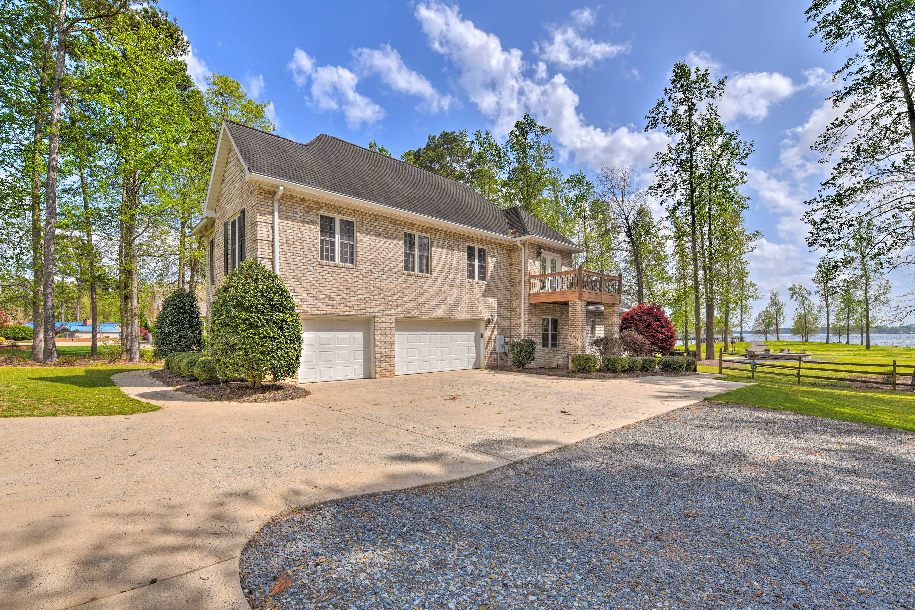 Parking | Driveway (3 Vehicles) | Garage (3 Vehicles) | RV/Trailer Parking