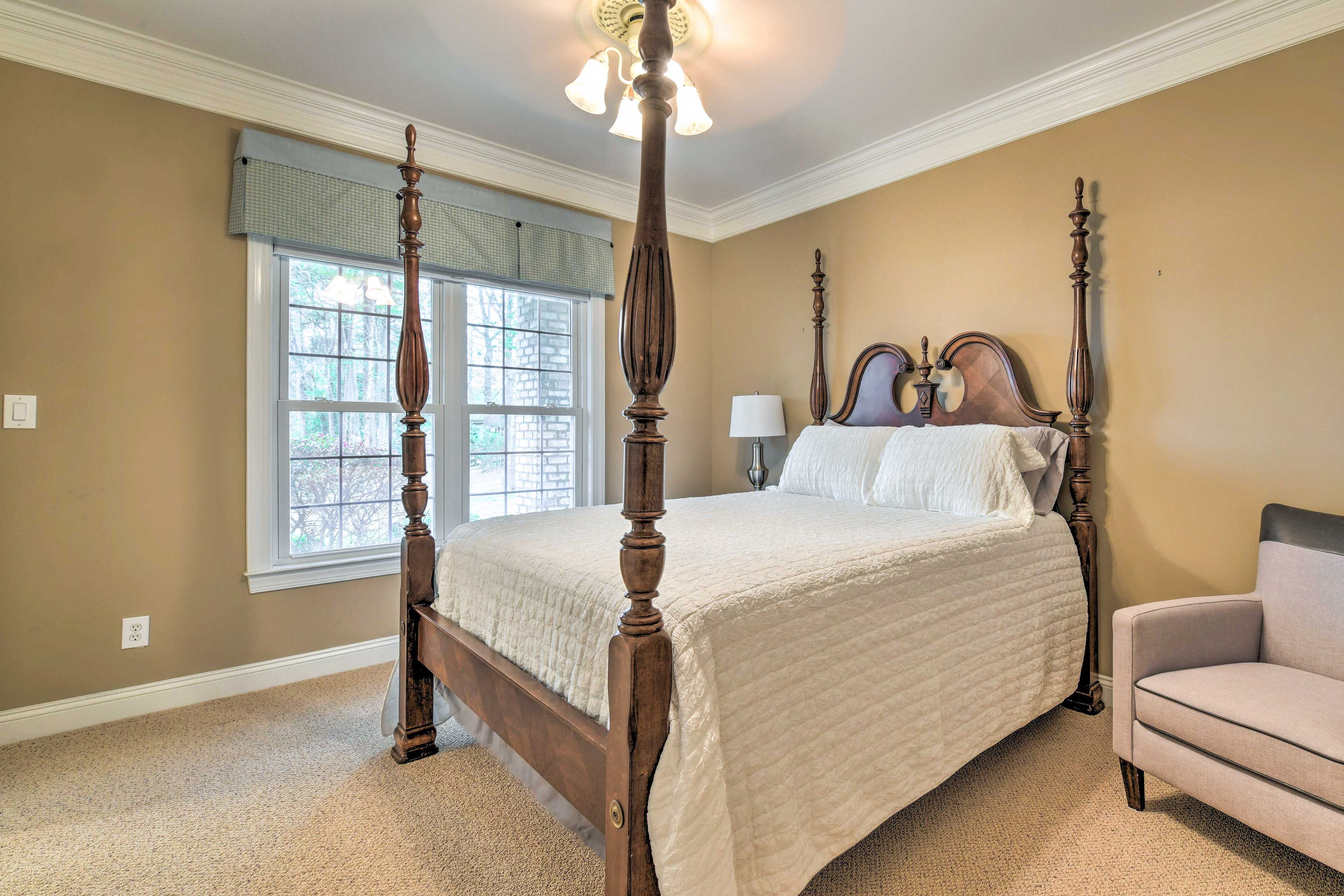Bedroom 2 | 1st Floor | Queen Bed