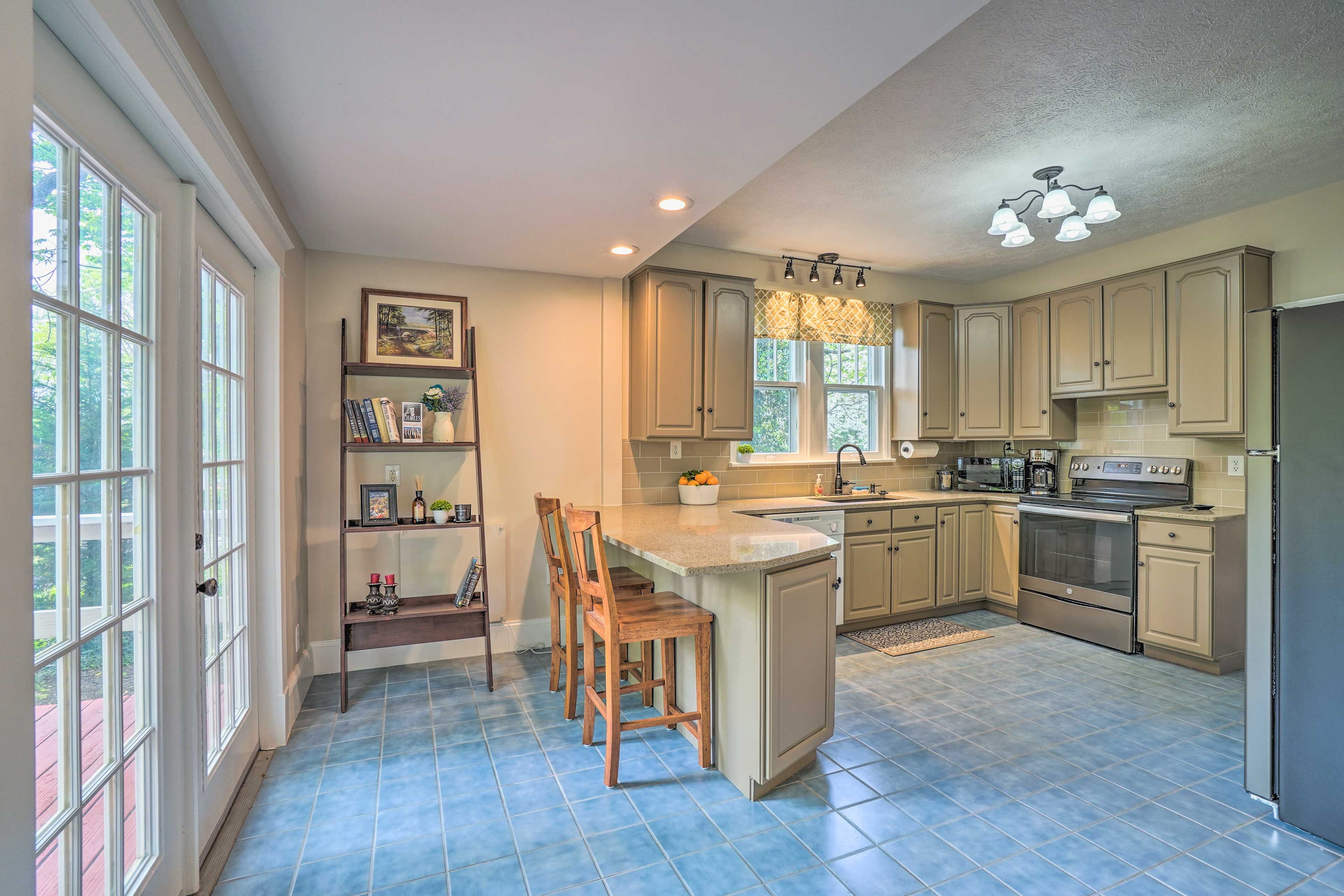 Kitchen | Fully Equipped | Main Level | Cooking Basics | Garbage Disposal