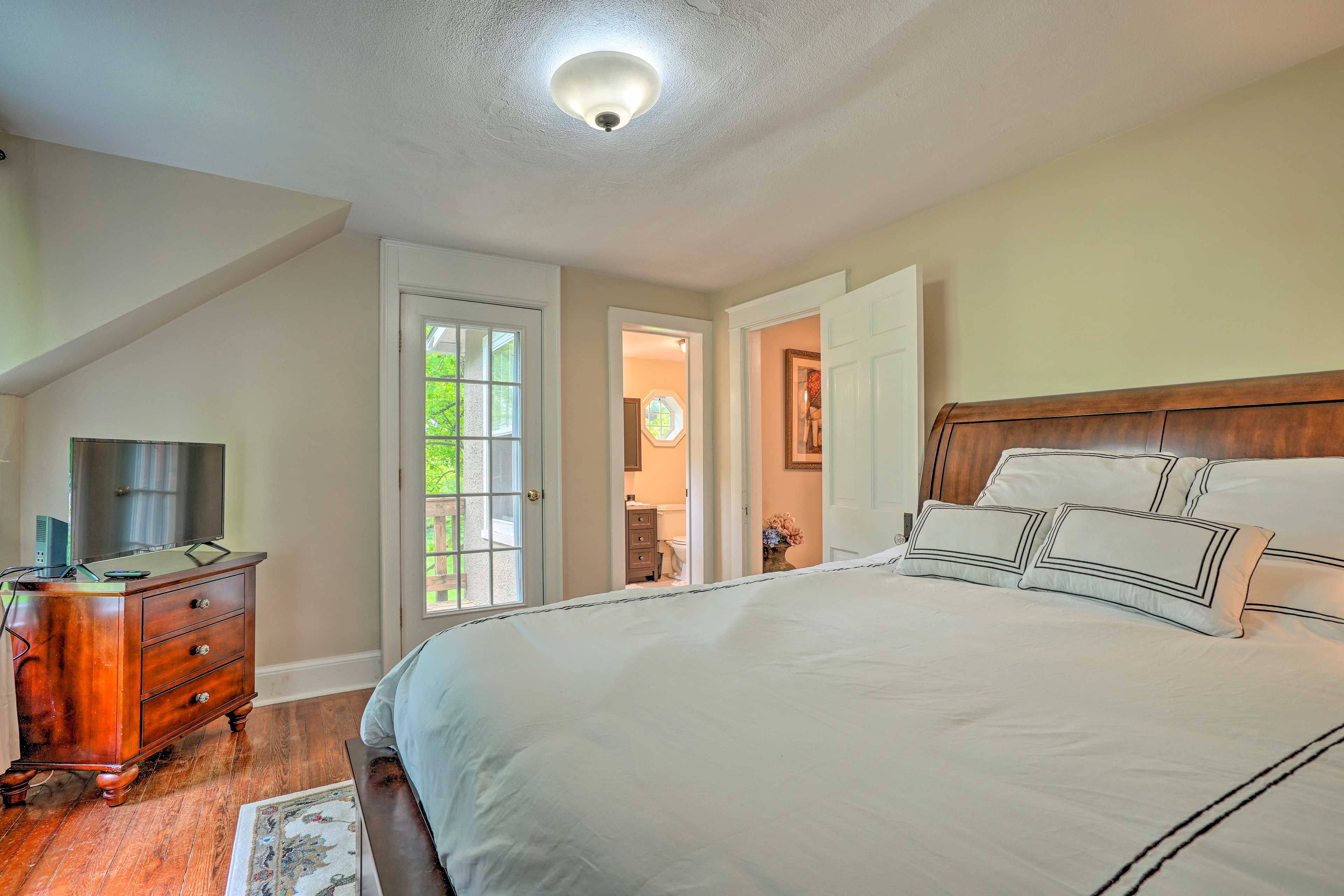 Bedroom 1 | Smart TV | En-Suite Bathroom