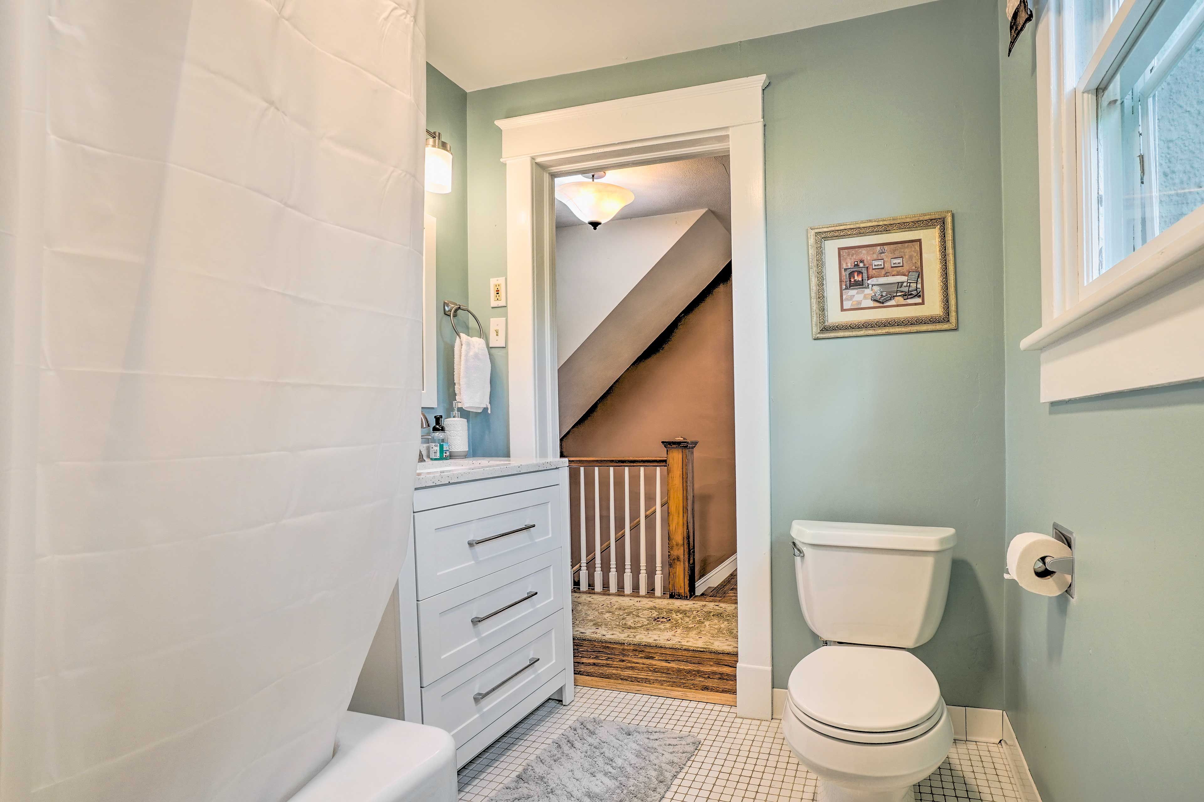 Full Bathroom | Complimentary Toiletries | Hair Dryer