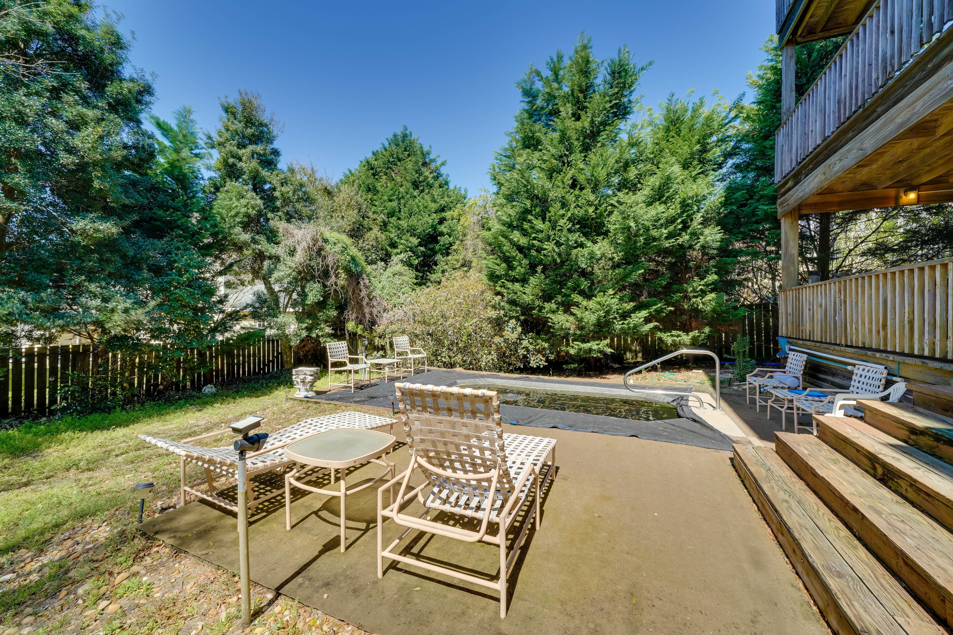 Private Yard | Pool