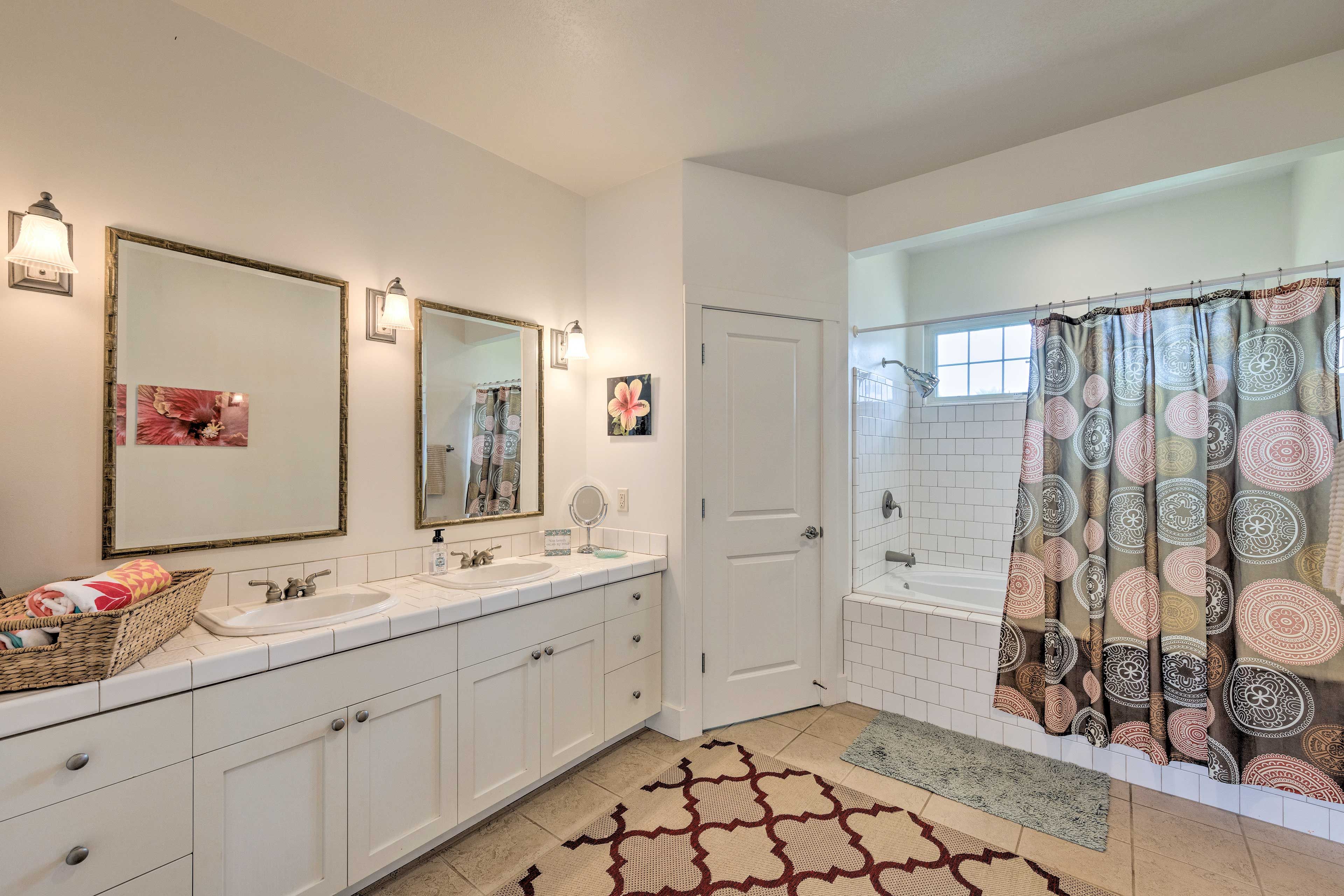 Full Bathroom | Towels Provided | Complimentary Toiletries