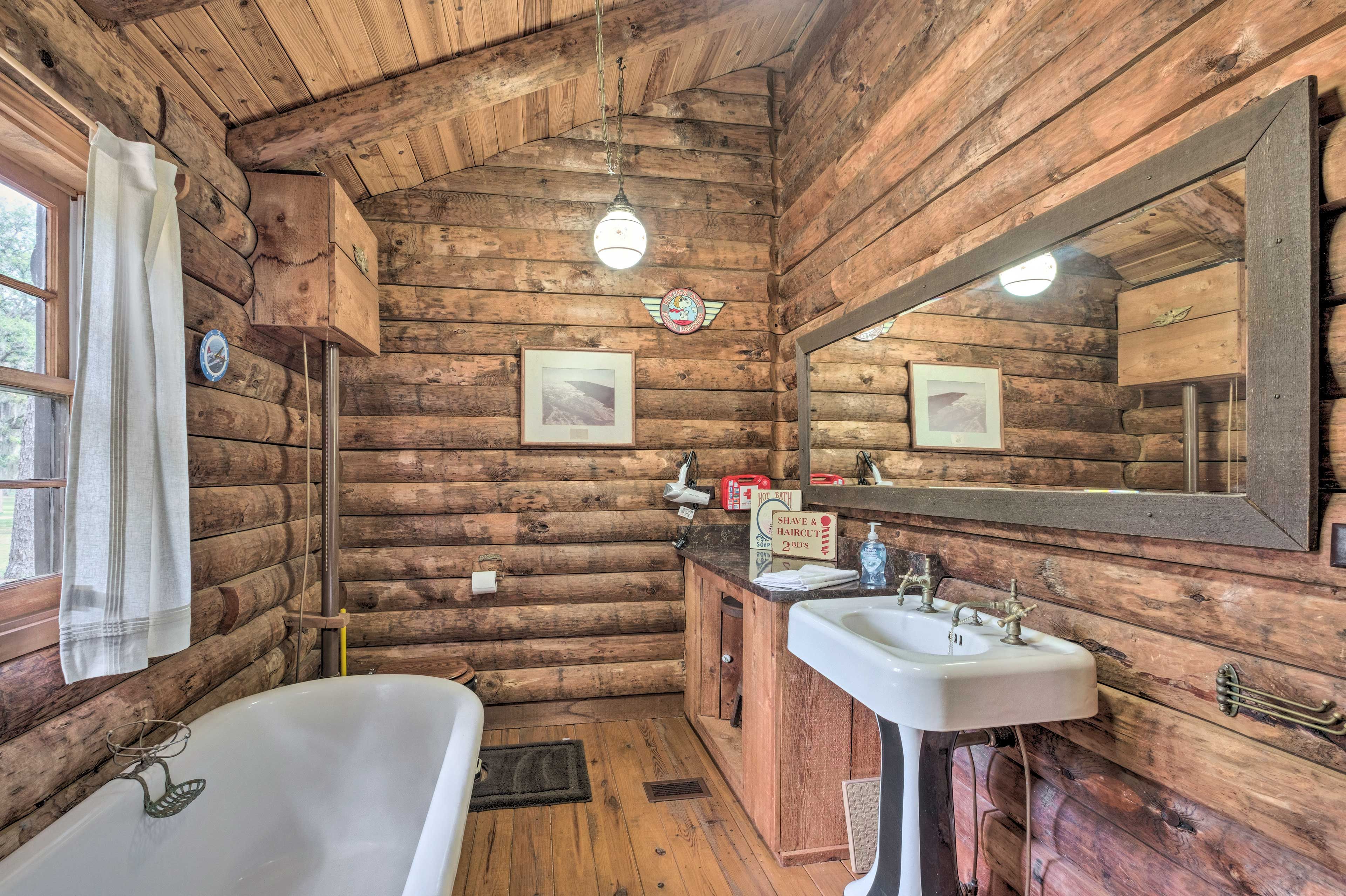 Full Bathroom | Main Level | Towels Provided