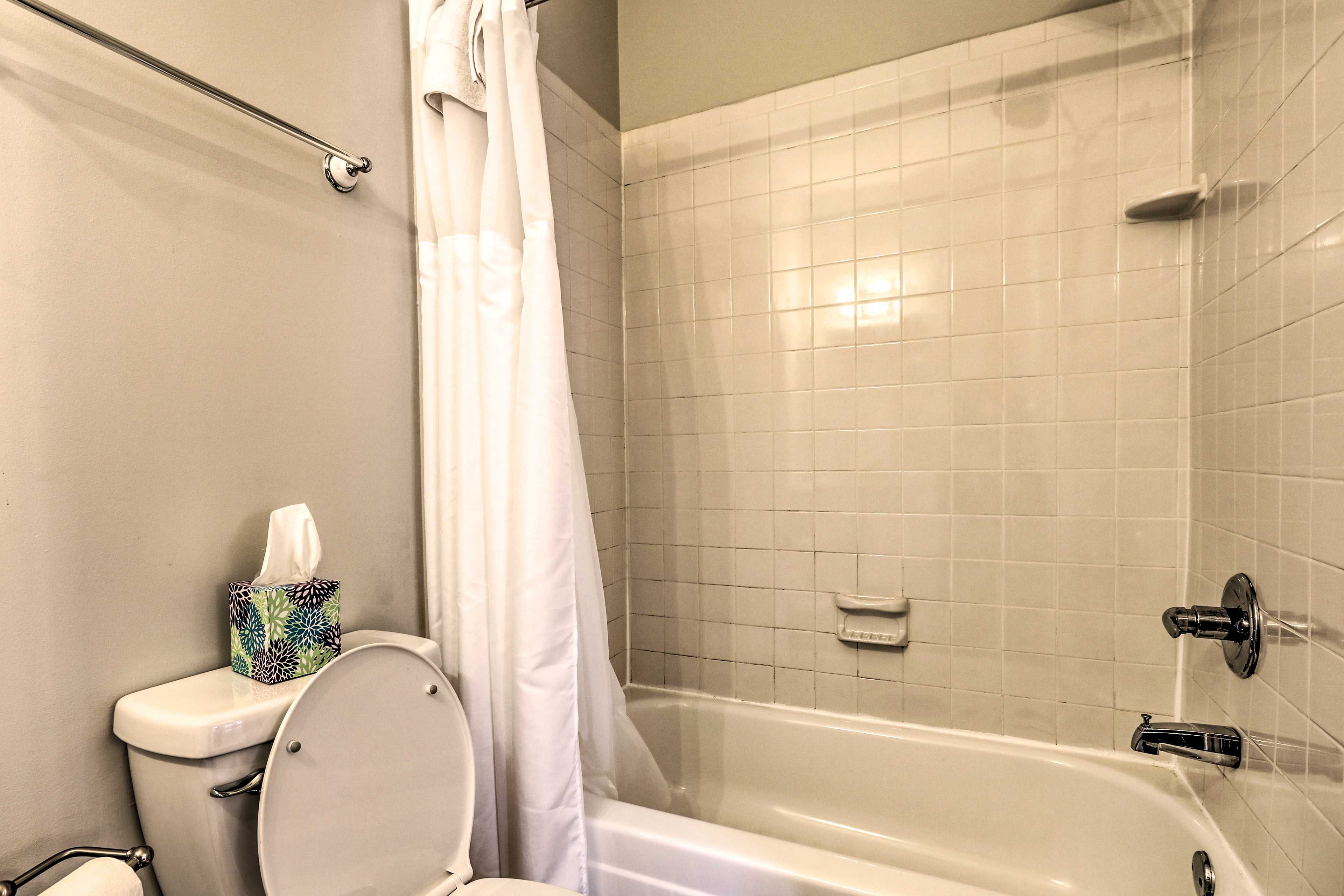Full Bathroom | Towels Provided