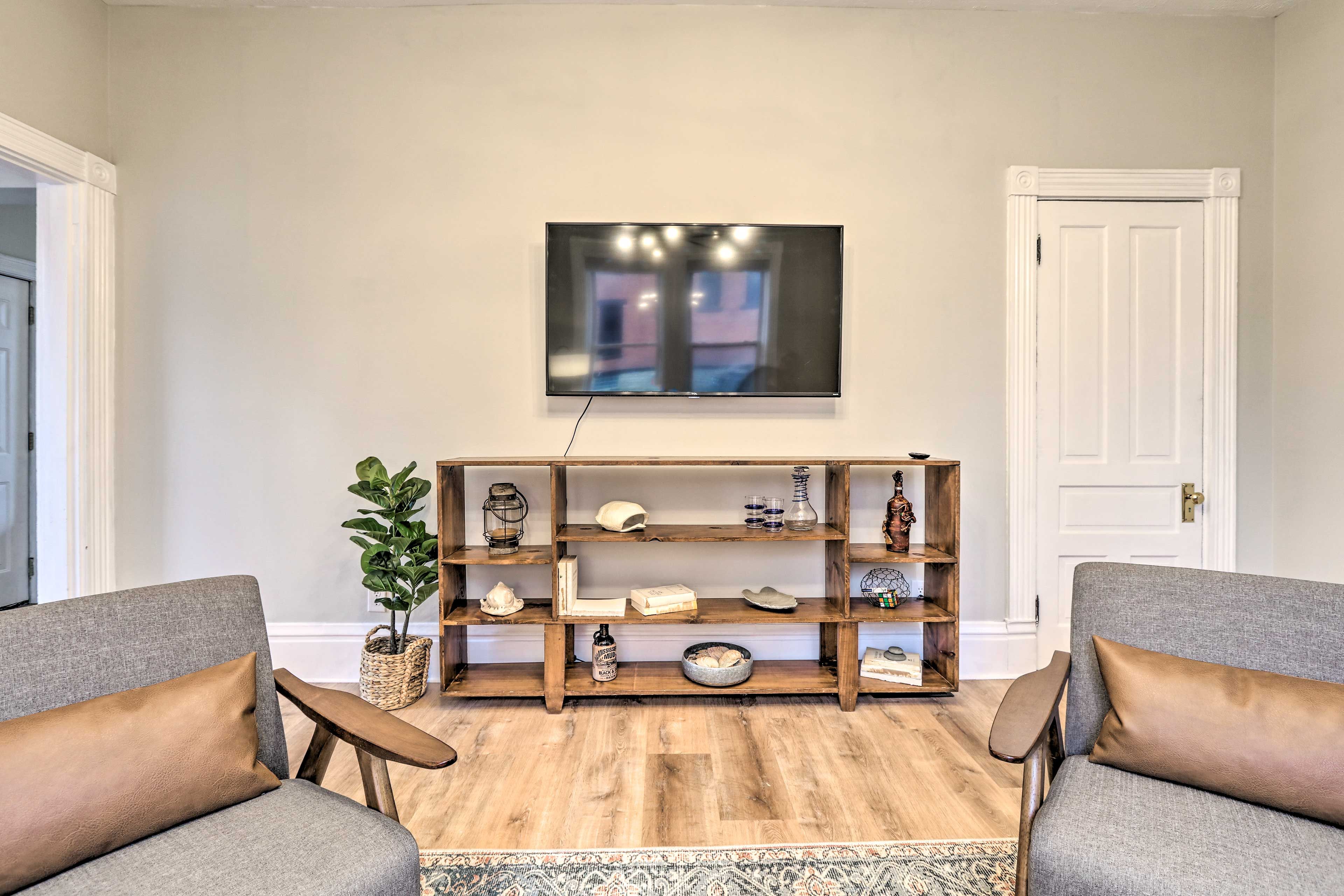 Living Room | Smart TV w/ Cable