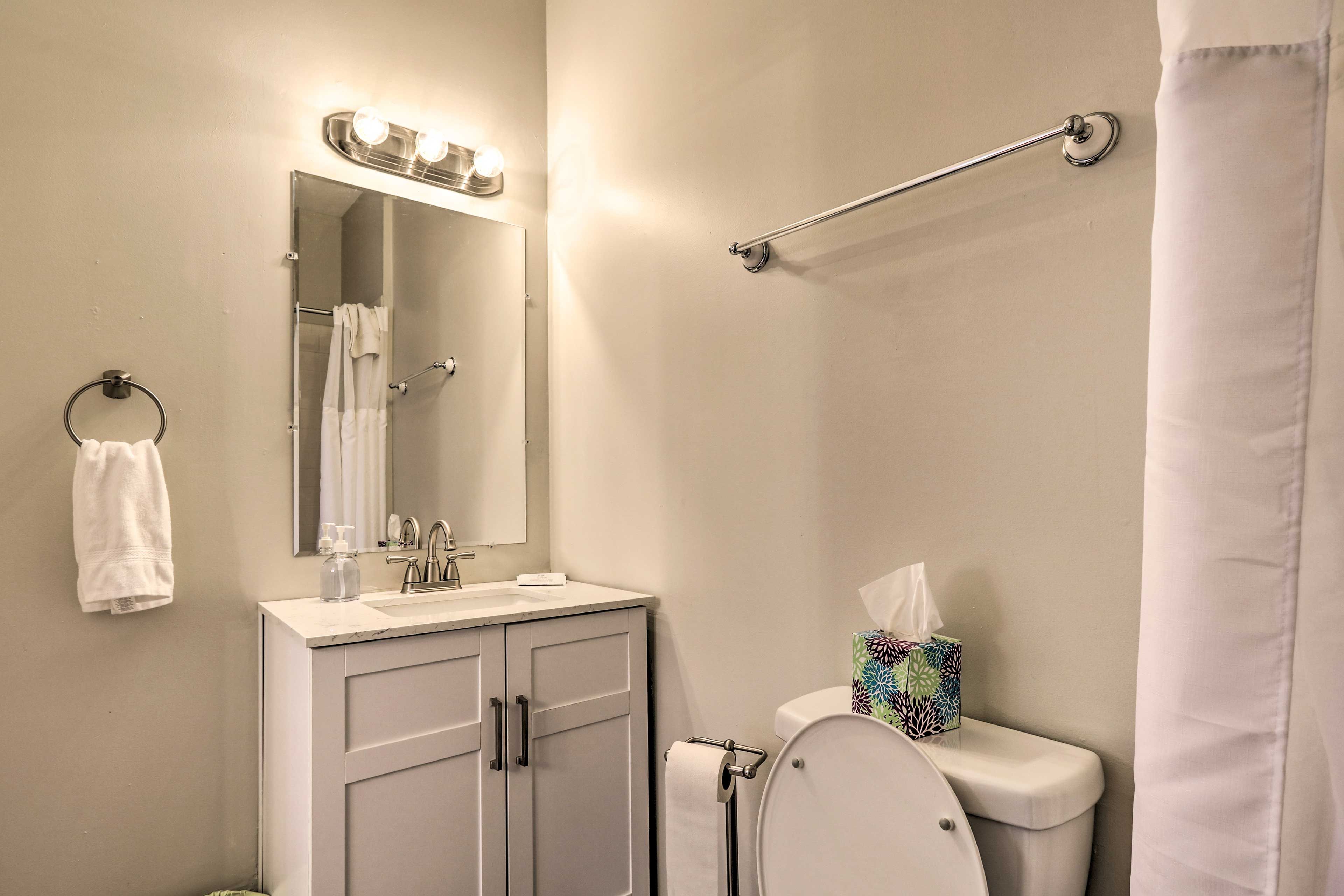 Full Bathroom | Complimentary Toiletries | Hair Dryer