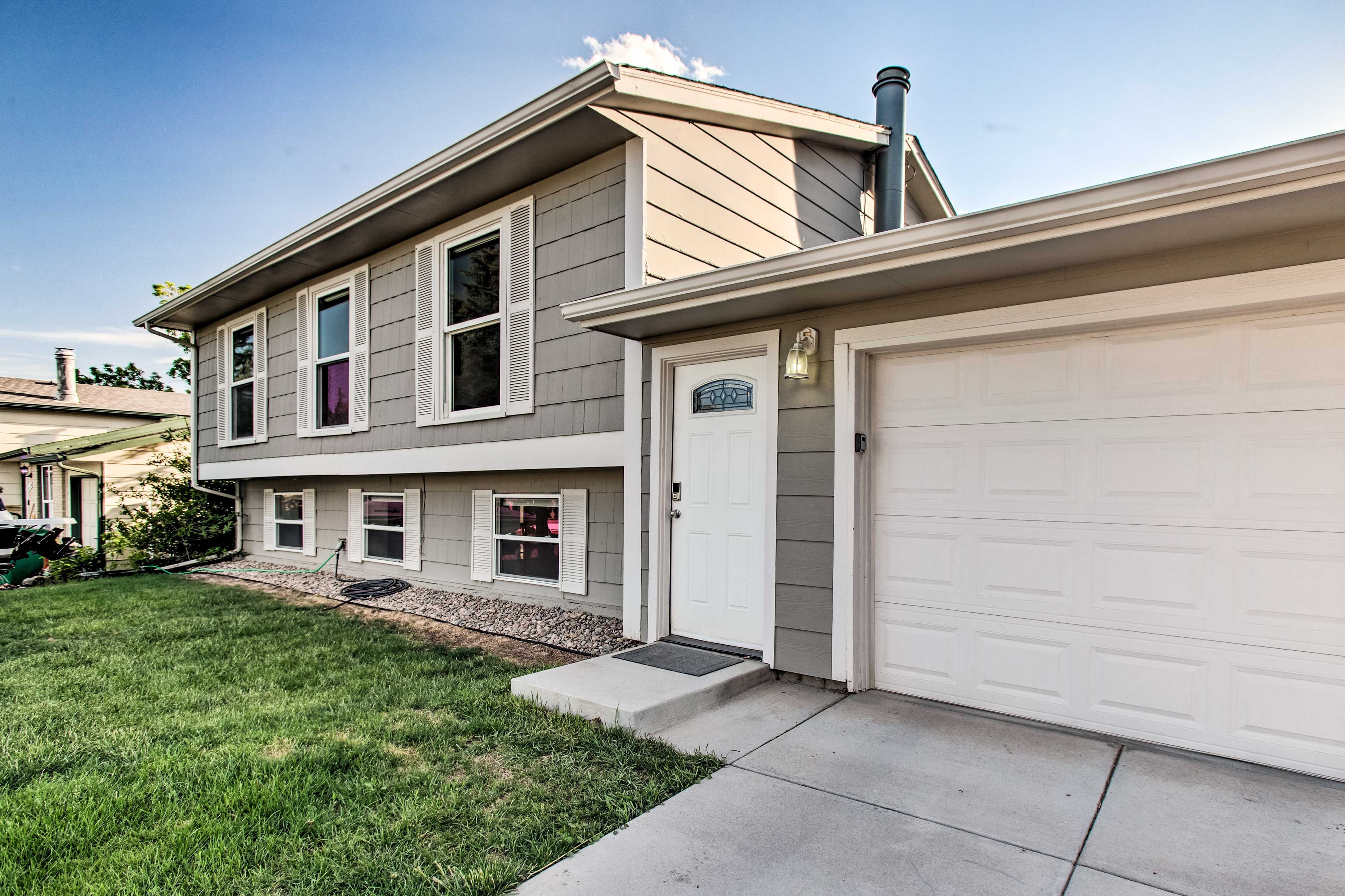 Property Exterior | Garage Parking (1 Vehicle) | Driveway Parking (1 Vehicle)