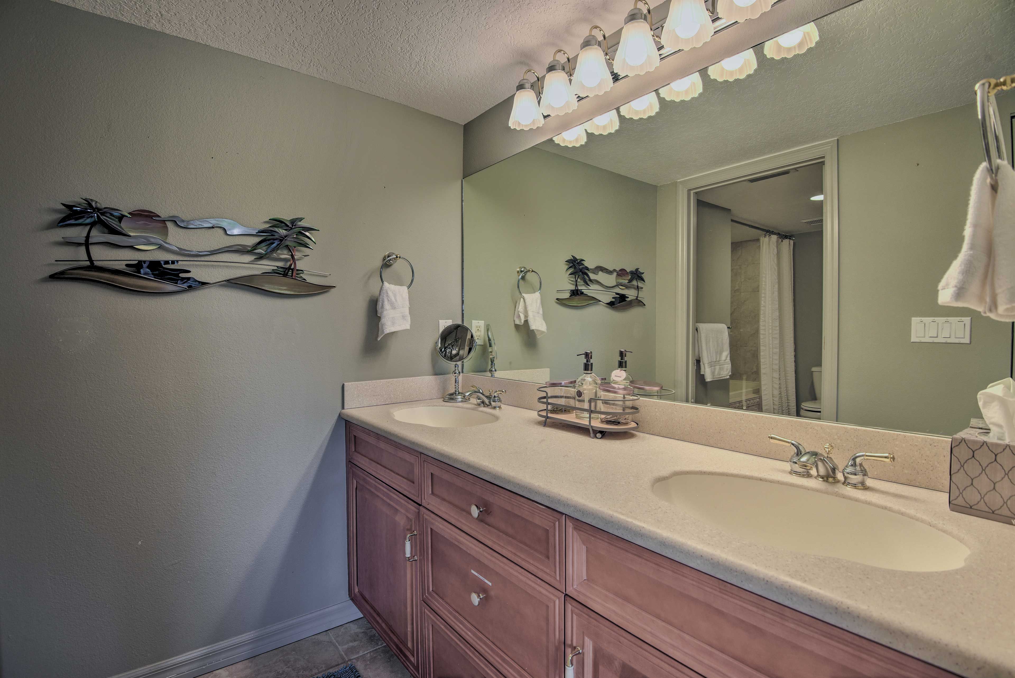 Full Bathroom | Complimentary Toiletries