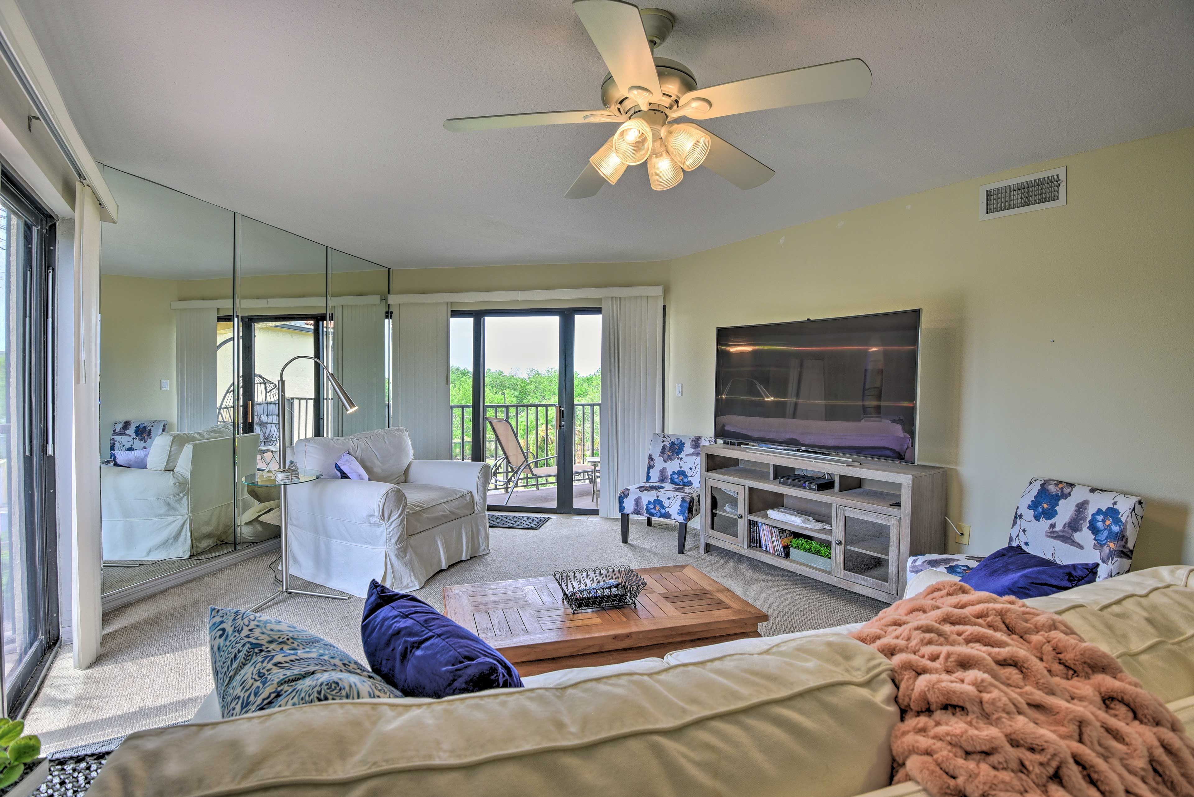 Living Area | Smart TV w/ Cable