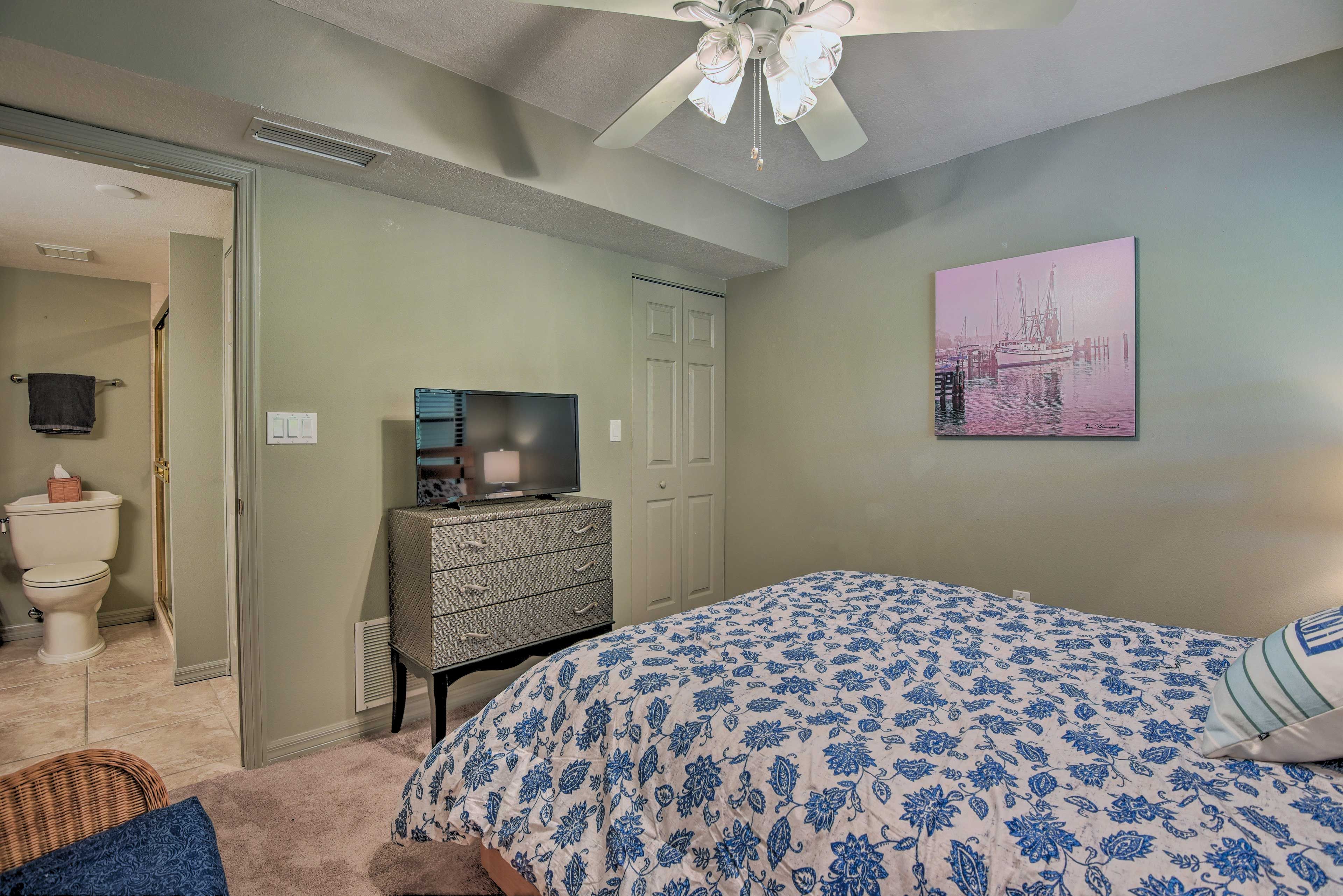 Bedroom 2 | Smart TV w/ Cable