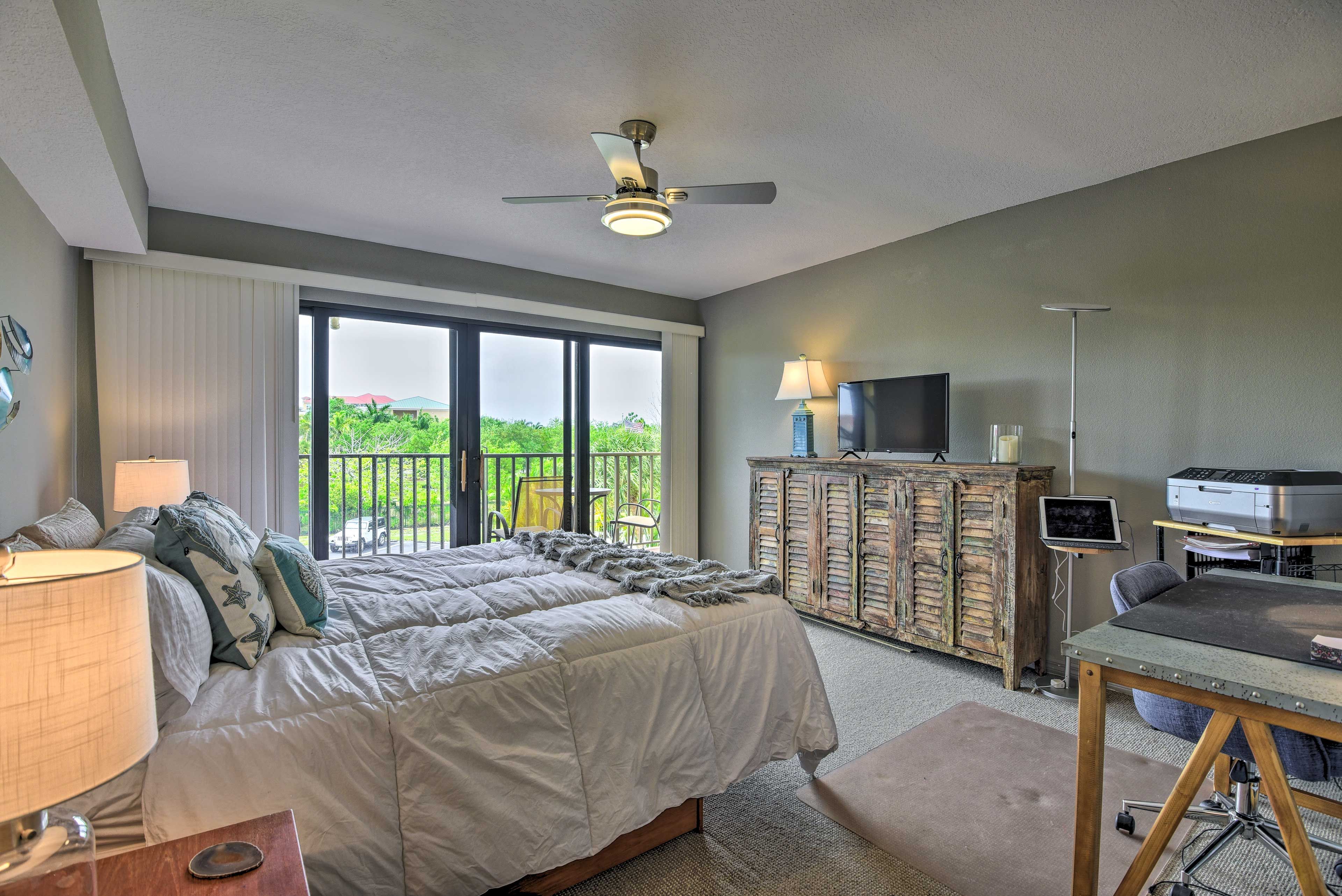 Bedroom 1 | Smart TV w/ Cable