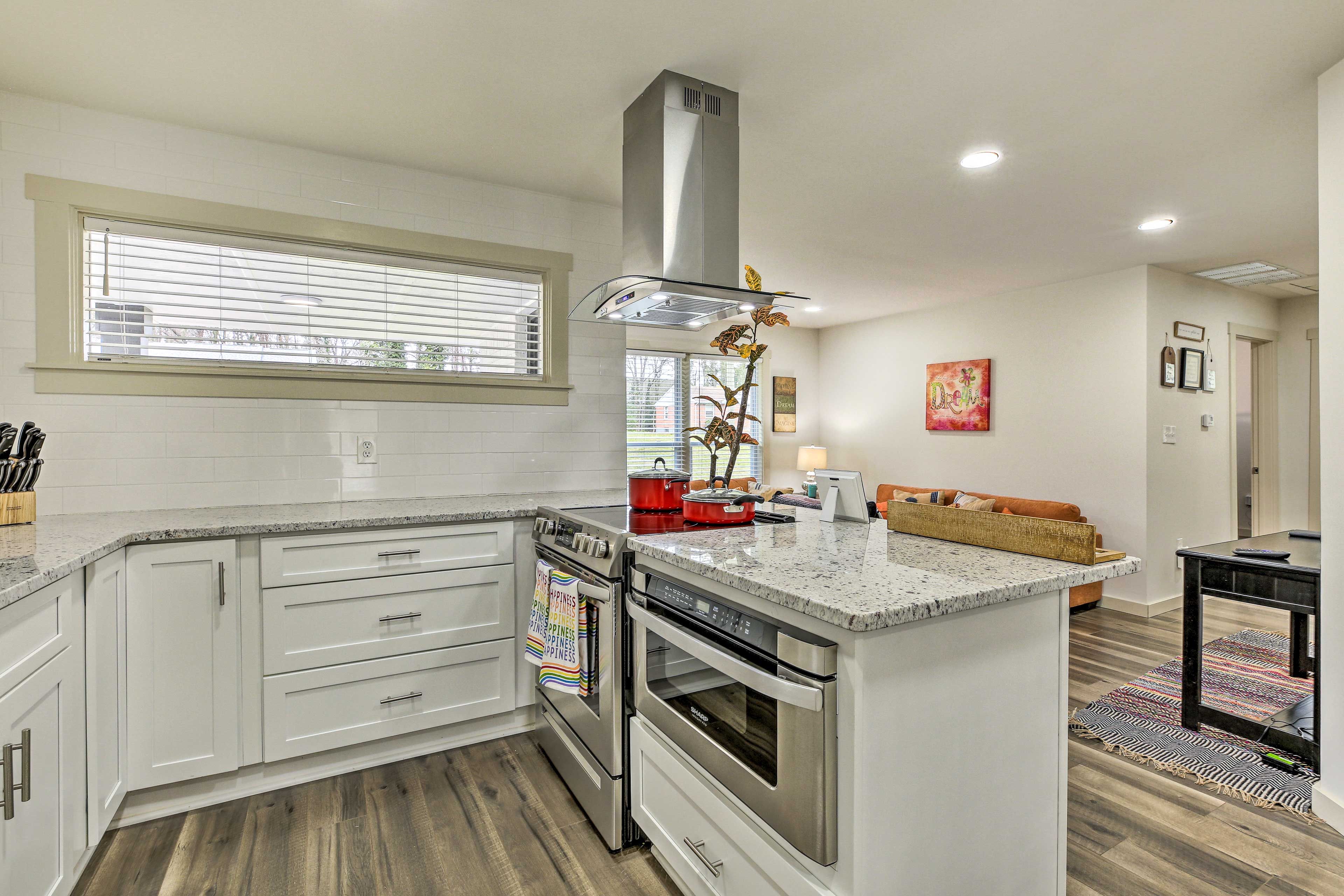 Fully Equipped Kitchen | Dishware & Flatware