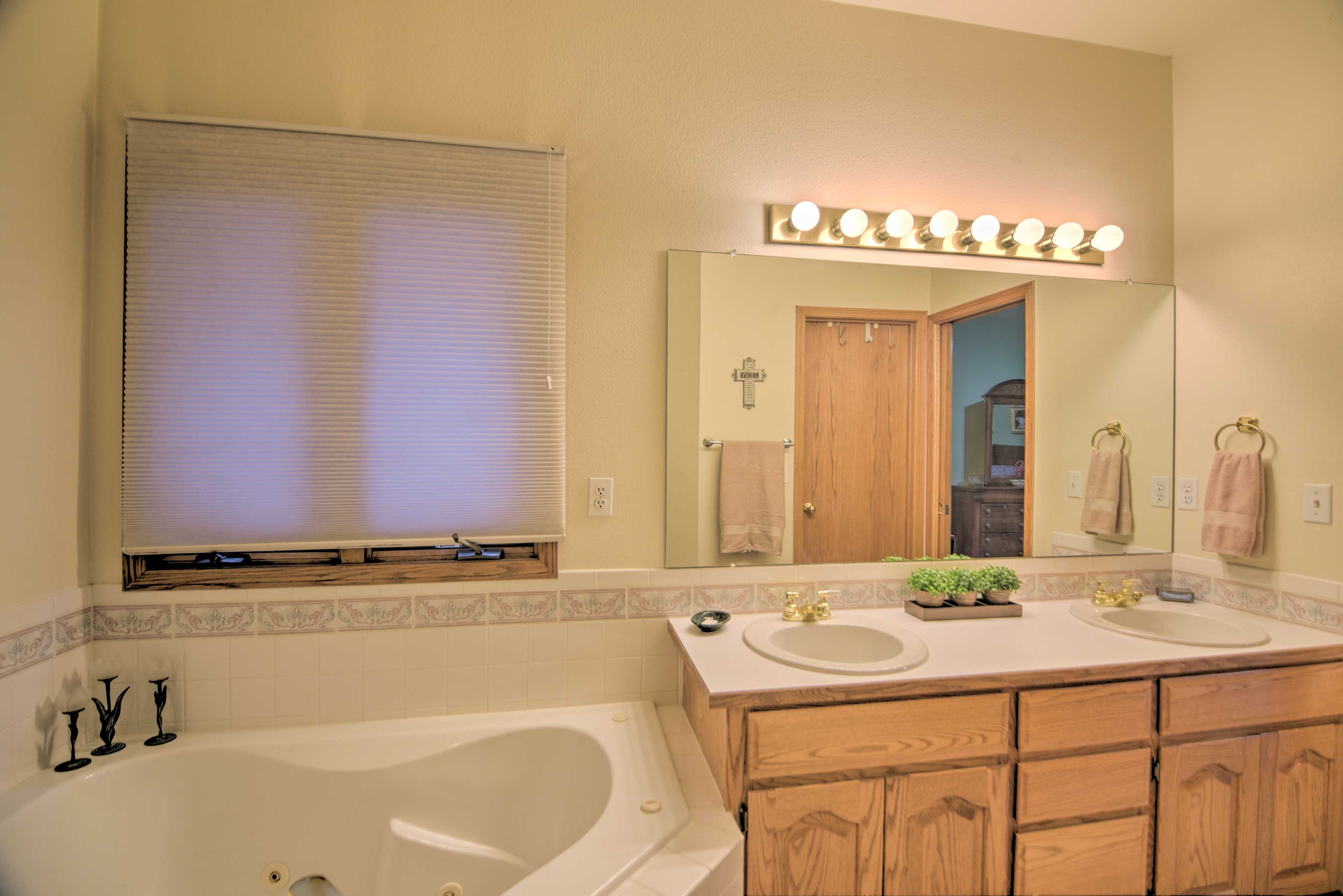 En-Suite Bathroom | Main Level | Jacuzzi Tub