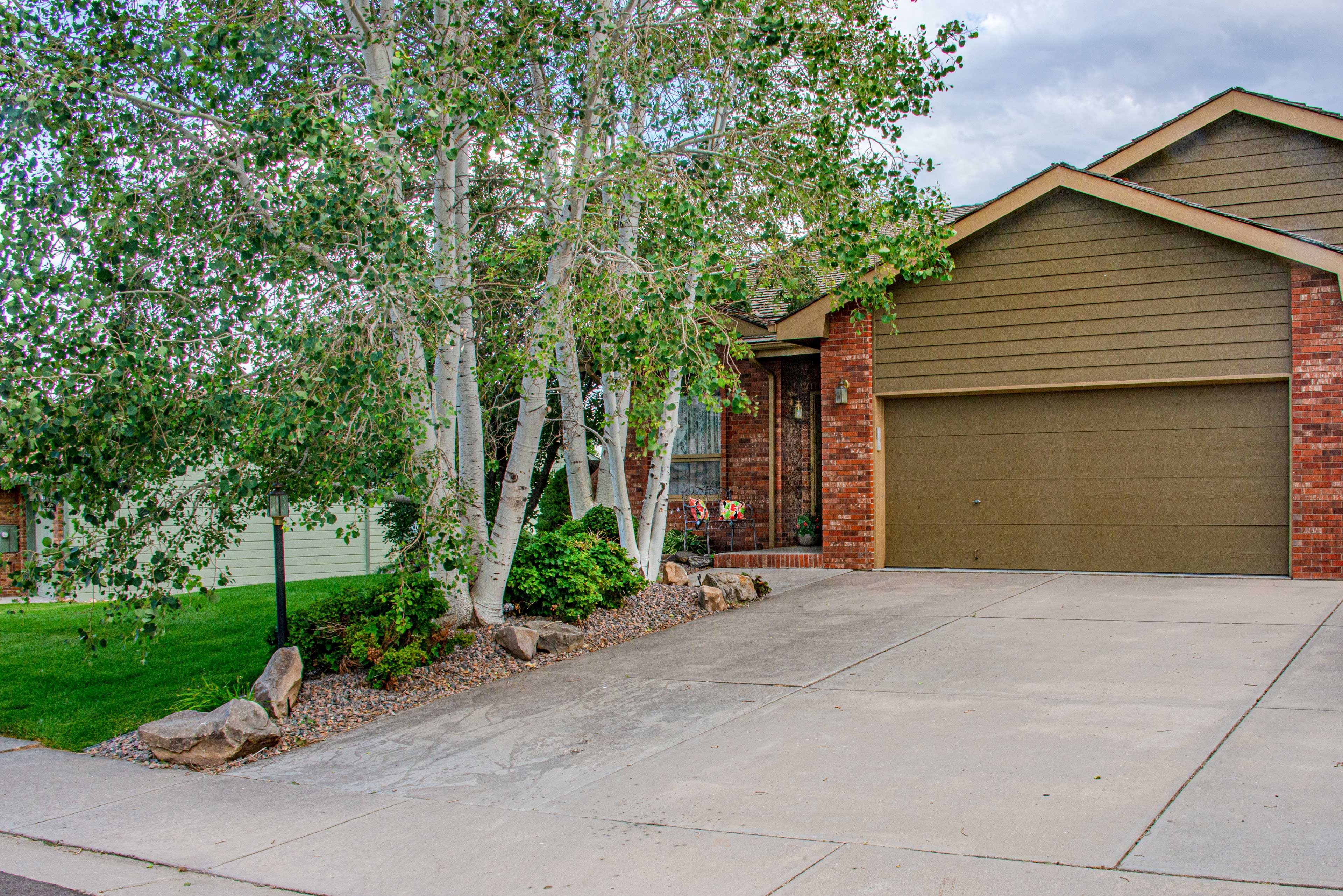 Parking | Driveway (3 Vehicles) | Garage (2 Vehicles)
