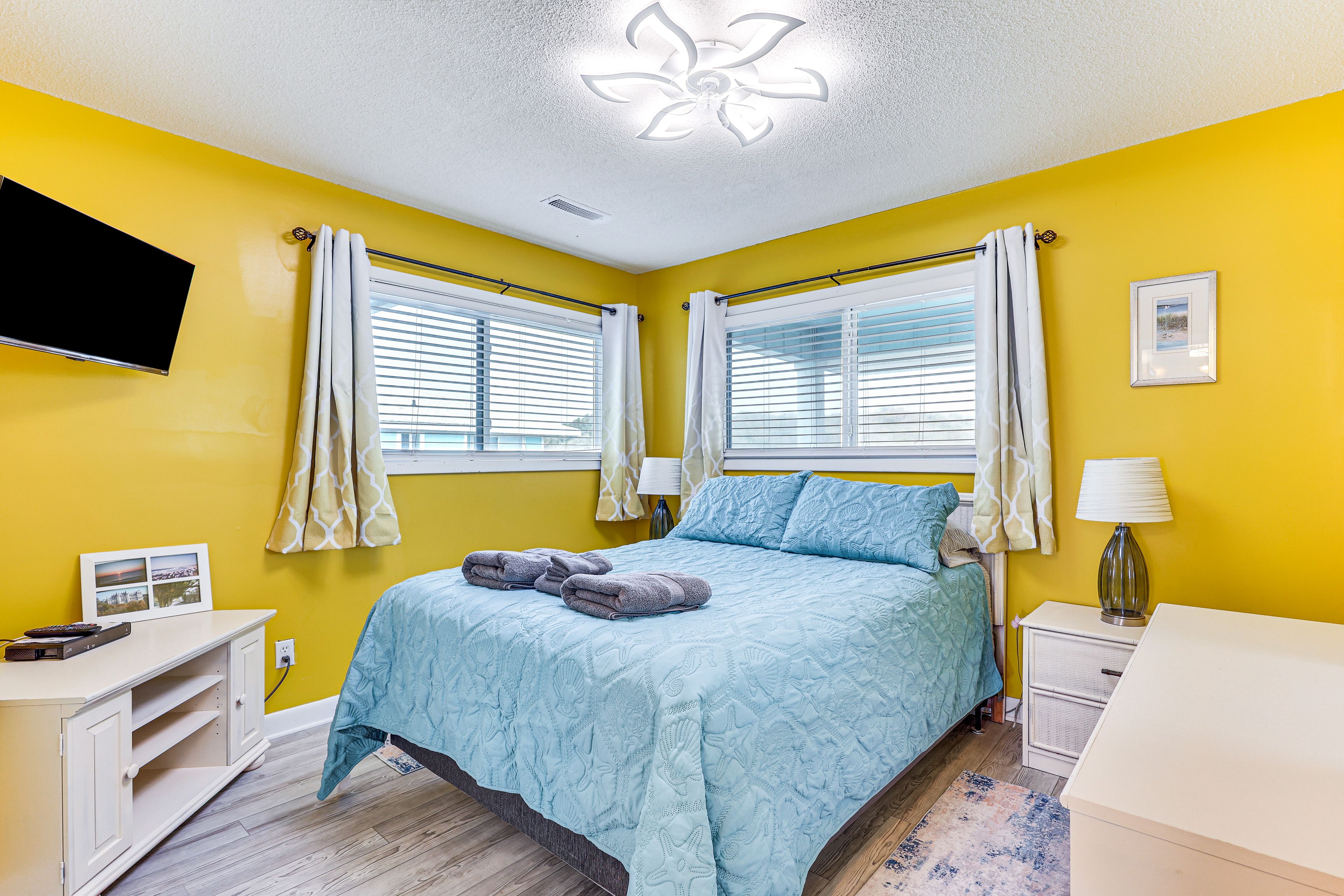 Bedroom | Queen Bed