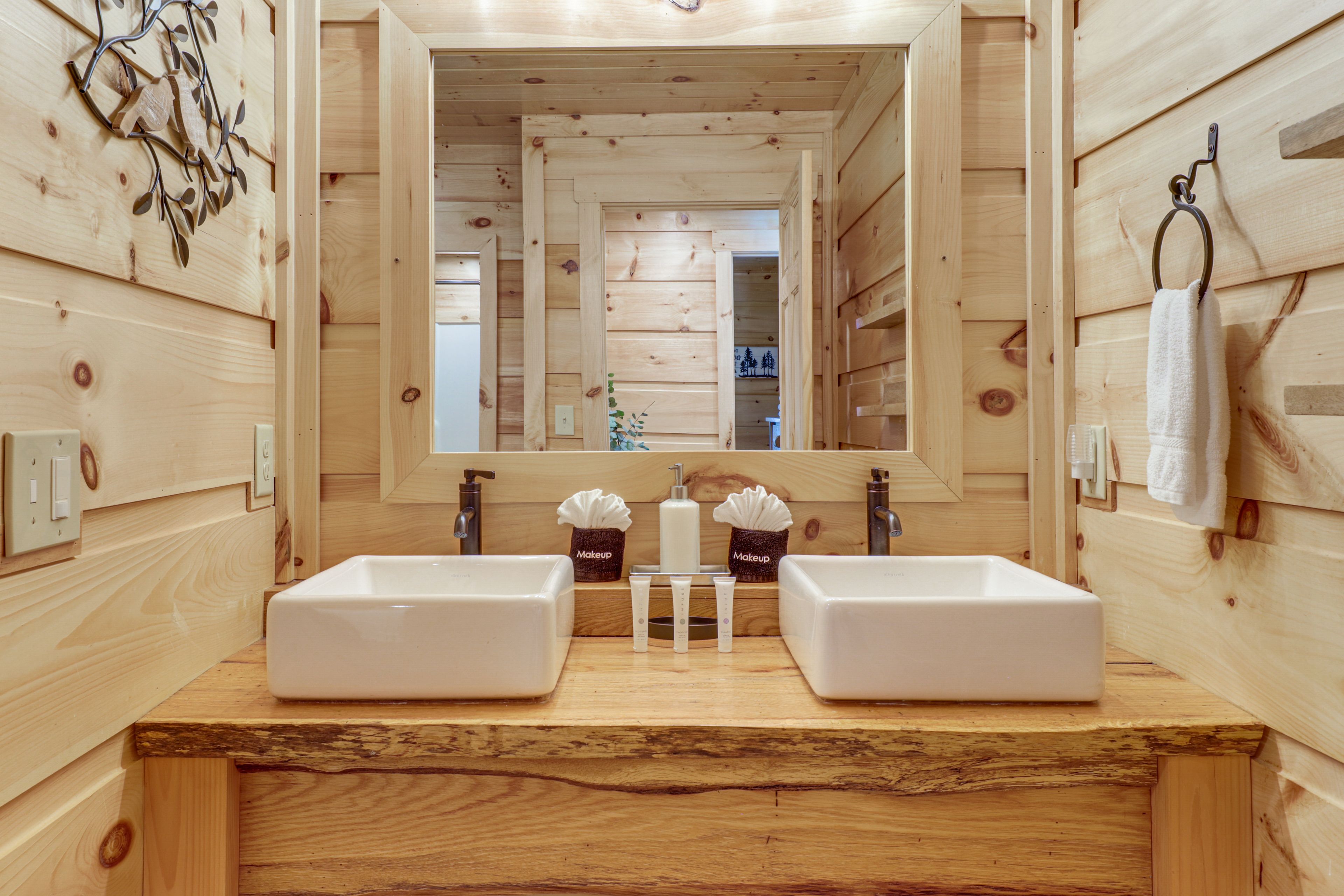 Full Bathroom | Main Level | Towels Provided