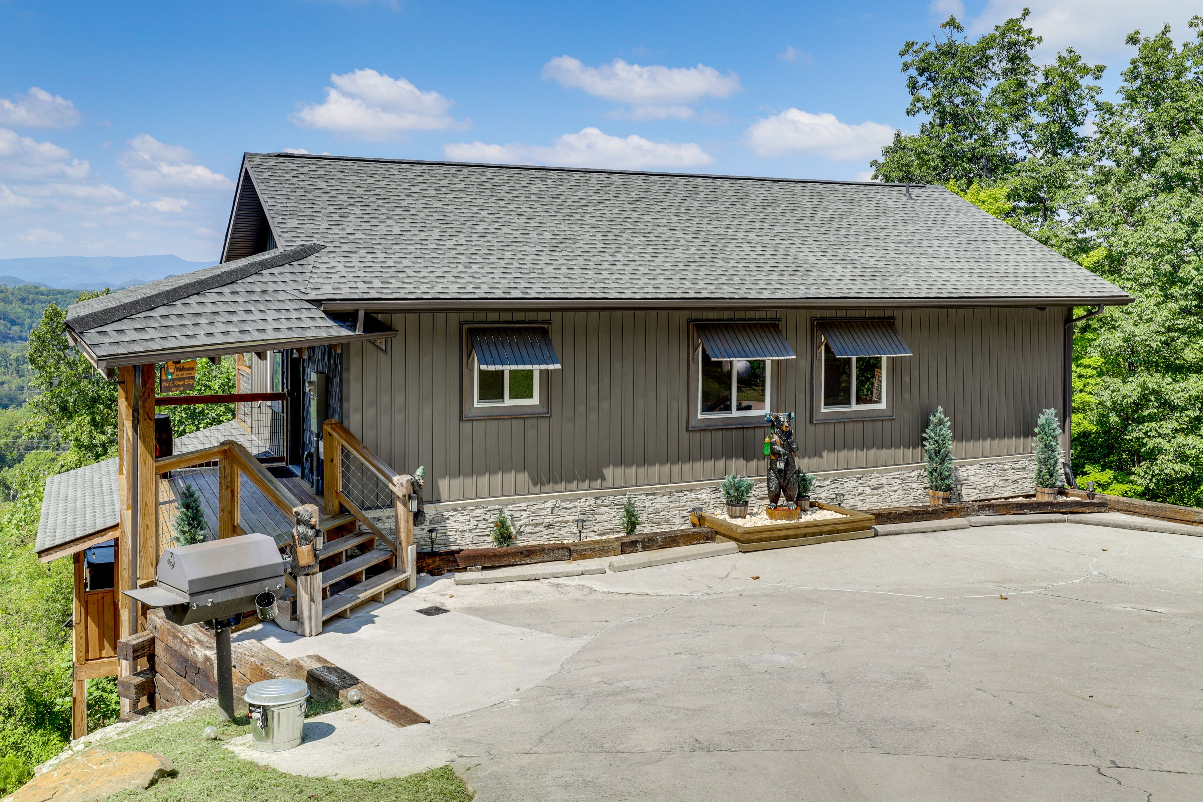 Exterior | Deck | Charcoal Grill | Mountain Views