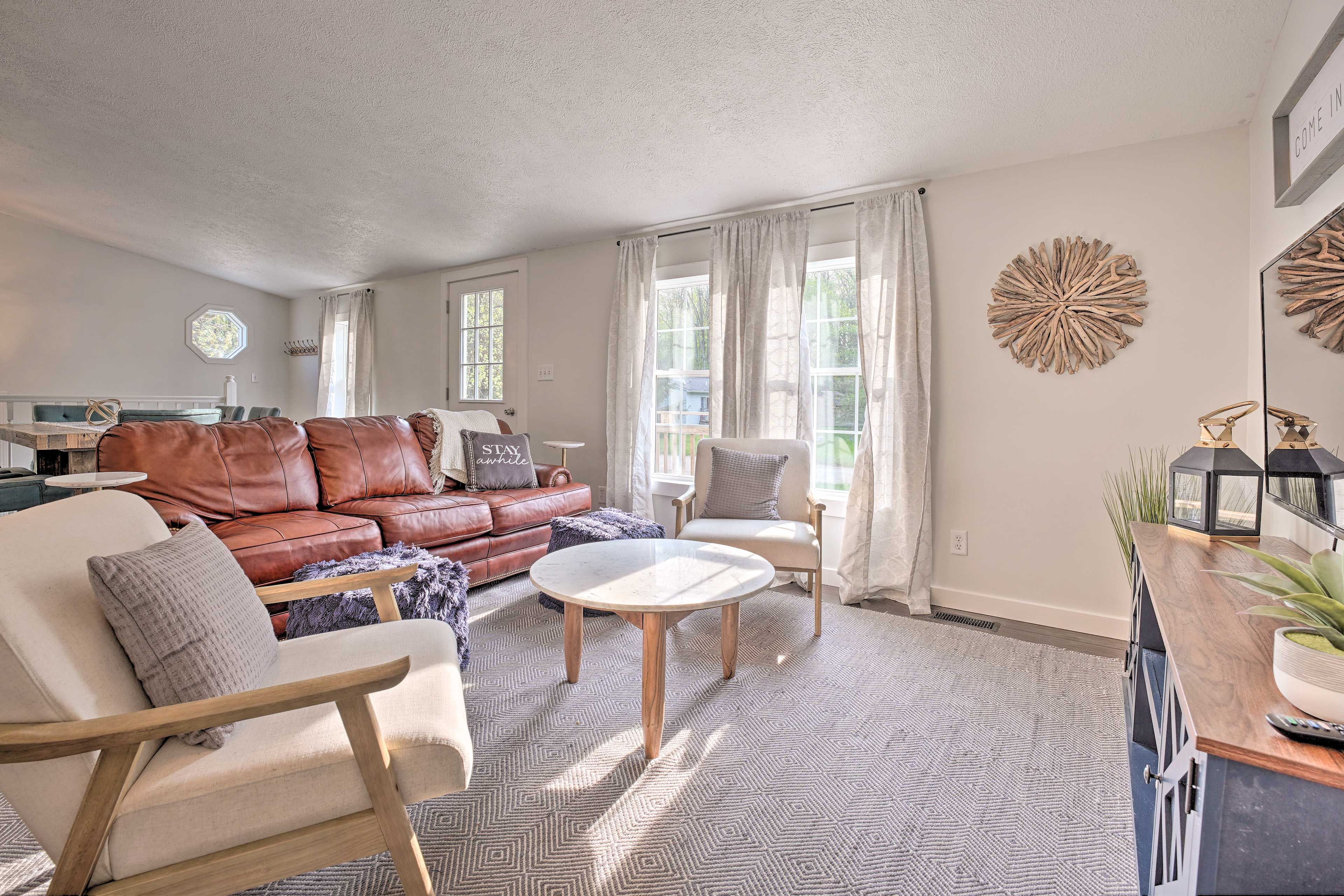 Living Area | Main Level | Central A/C | Free WiFi | Smart TV
