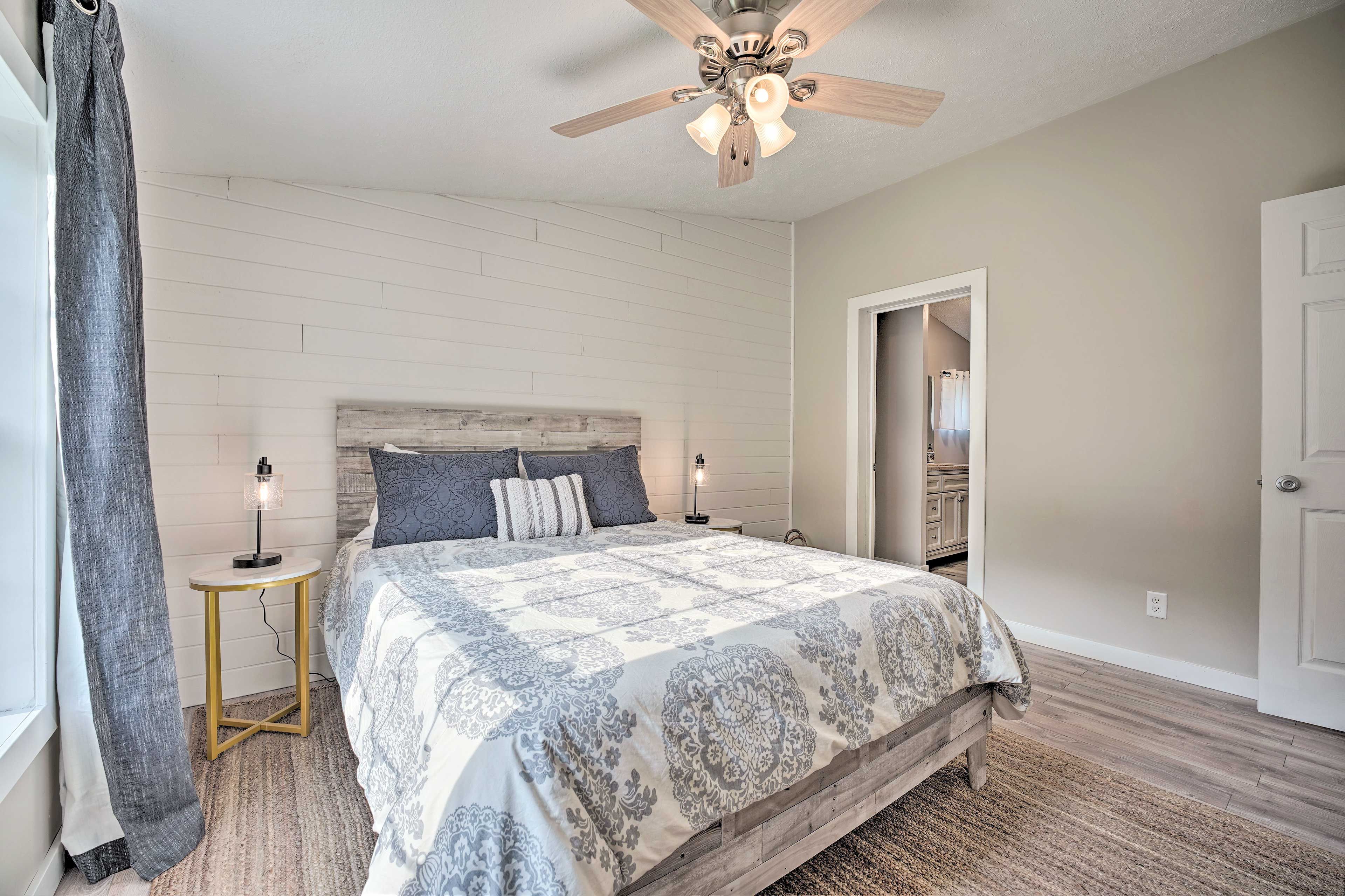 Bedroom Suite 1 | Queen Bed | Main Level | En-Suite Bathroom | Smart TV