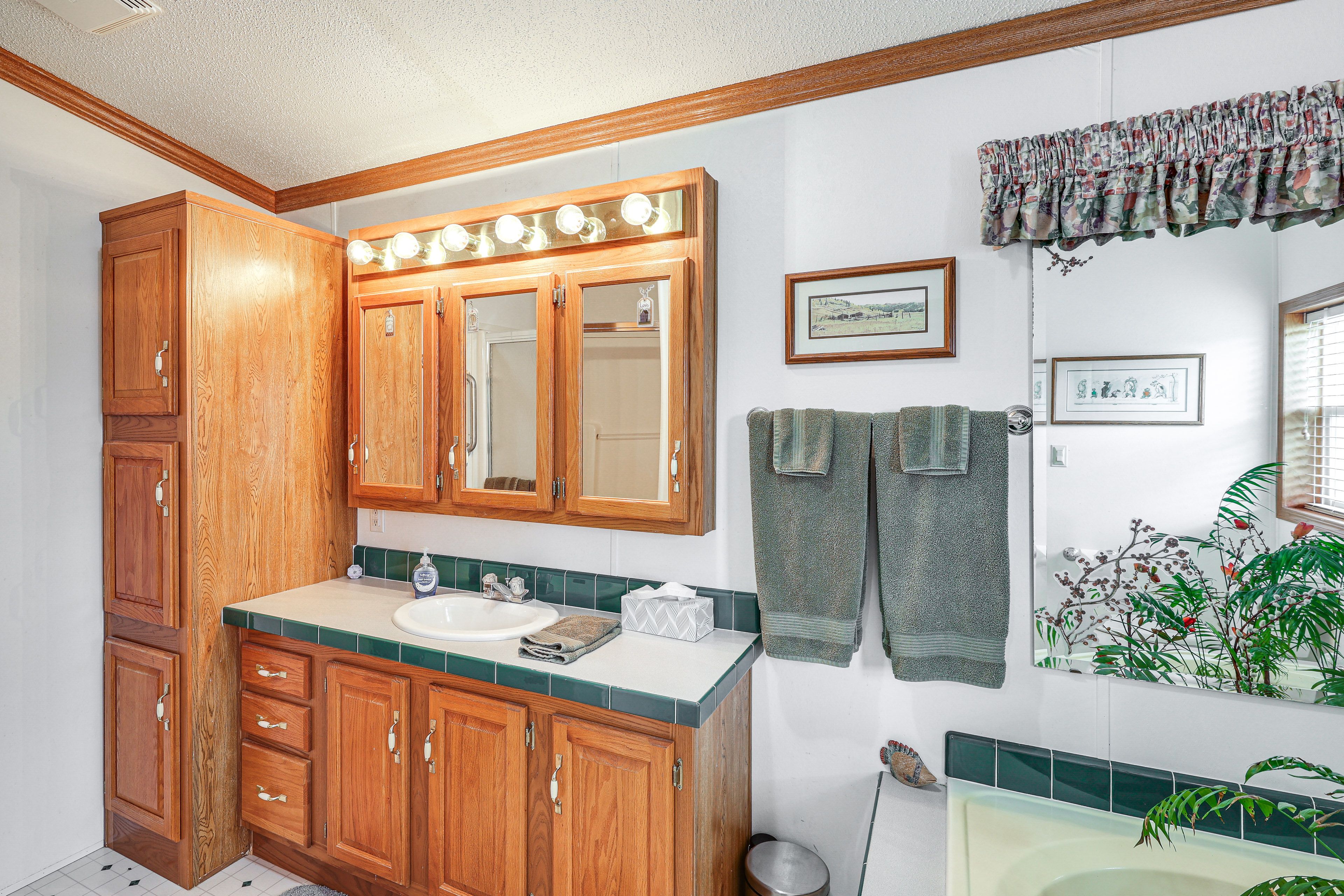 Full Bathroom | Shower | Jetted Tub