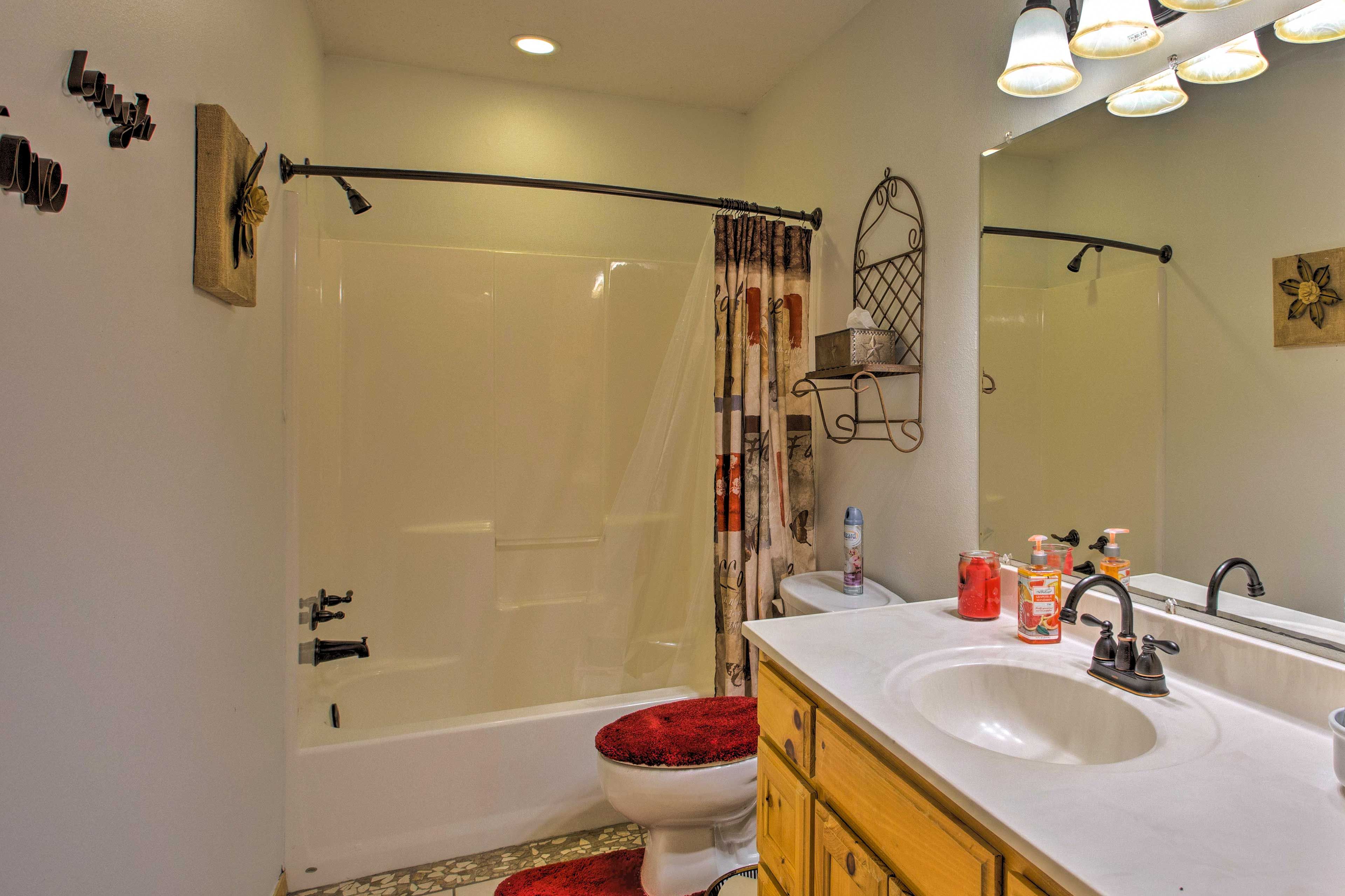 Full Bathroom | Complimentary Toiletries