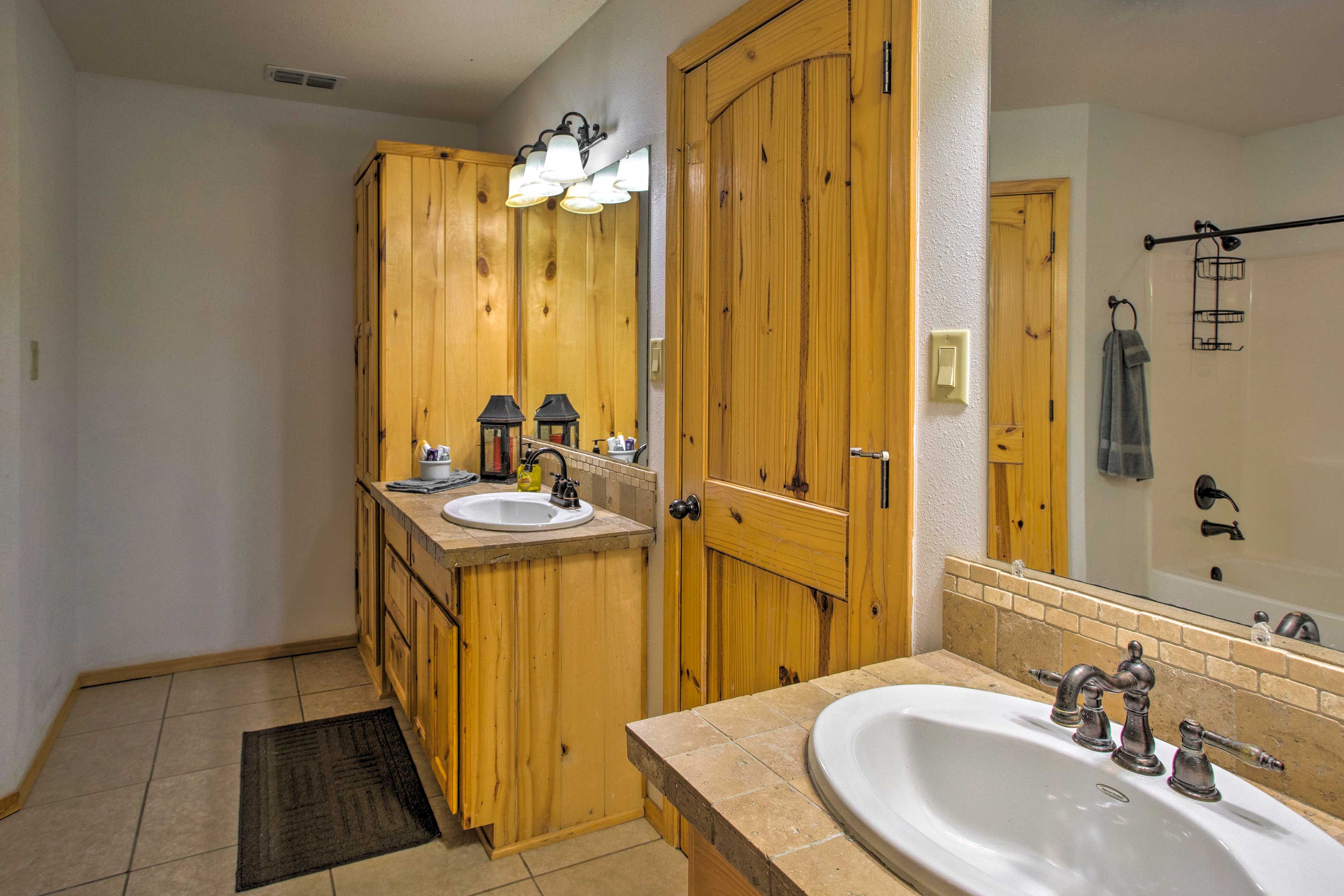 Full Bathroom | Complimentary Toiletries