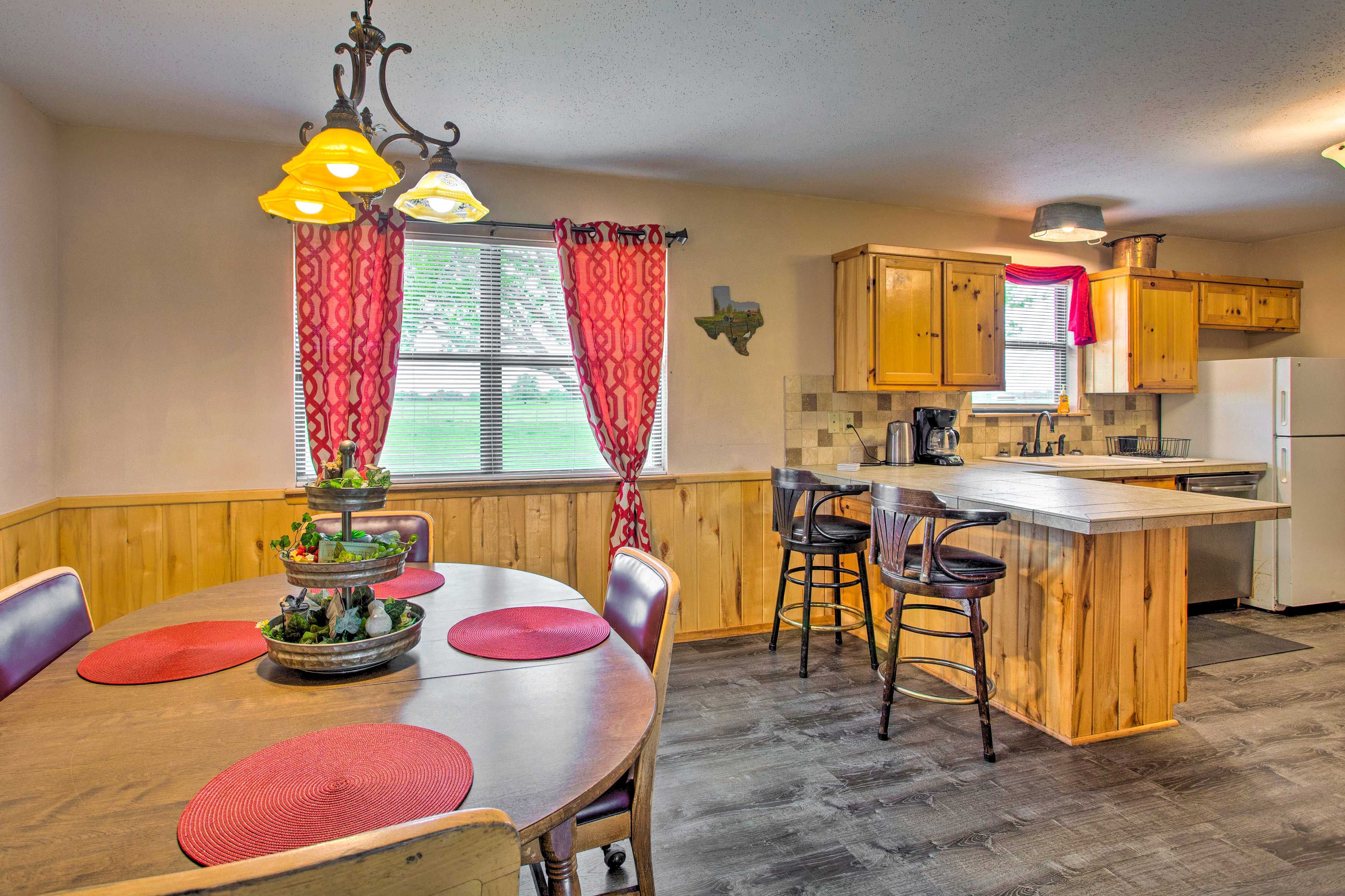 Dining Area | Breakfast Bar
