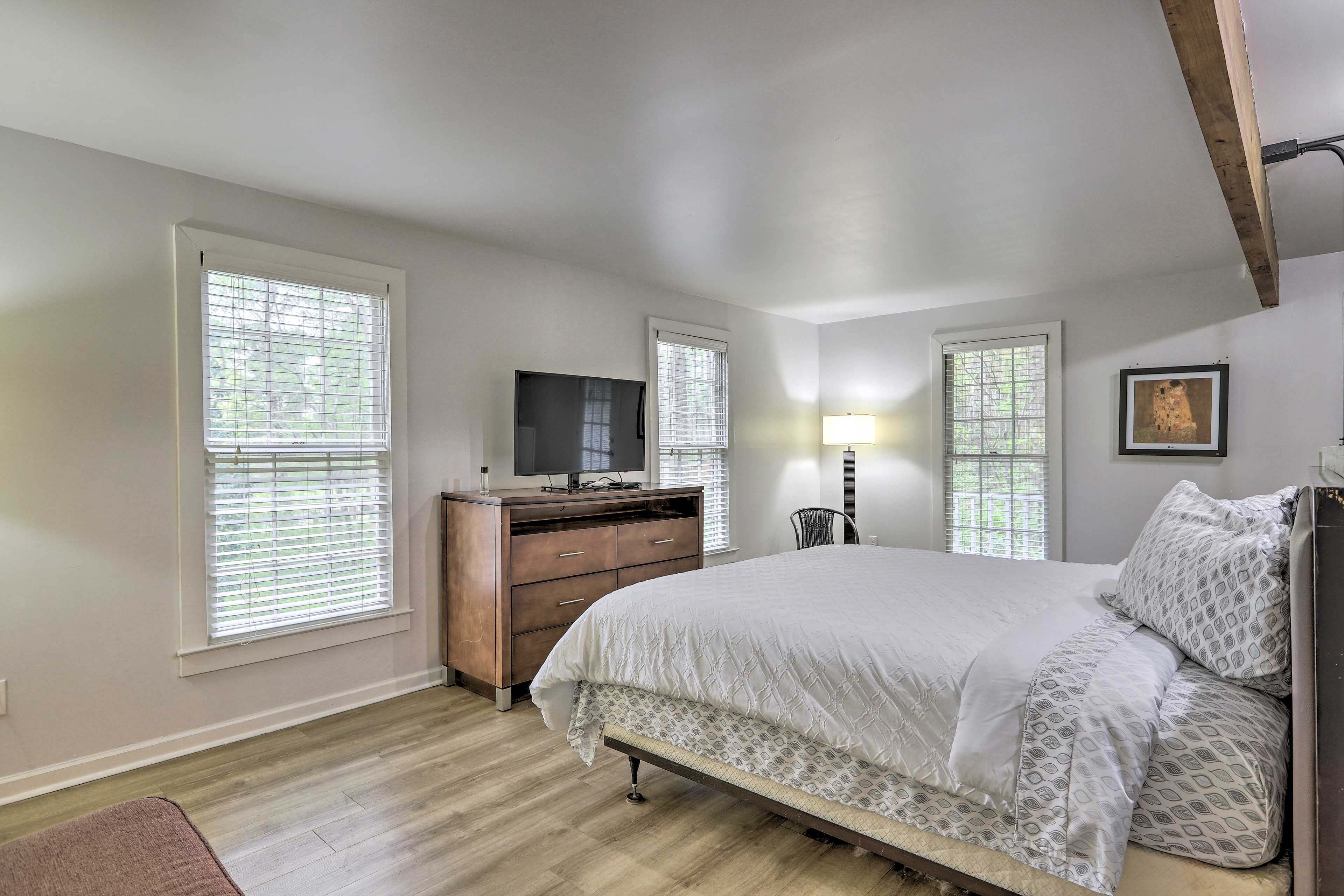 Studio Interior | King Bed | Linens Provided